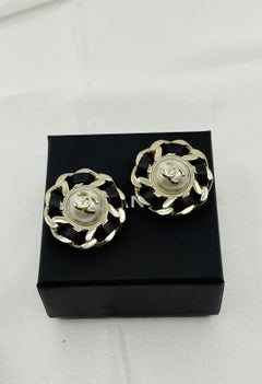 Chanel übergroße schwarzes Leder gewebt Faux Perle CC Clip auf Statement-Ohrringe