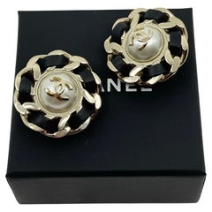 Chanel übergroße schwarzes Leder gewebt Faux Perle CC Clip auf Statement-Ohrringe