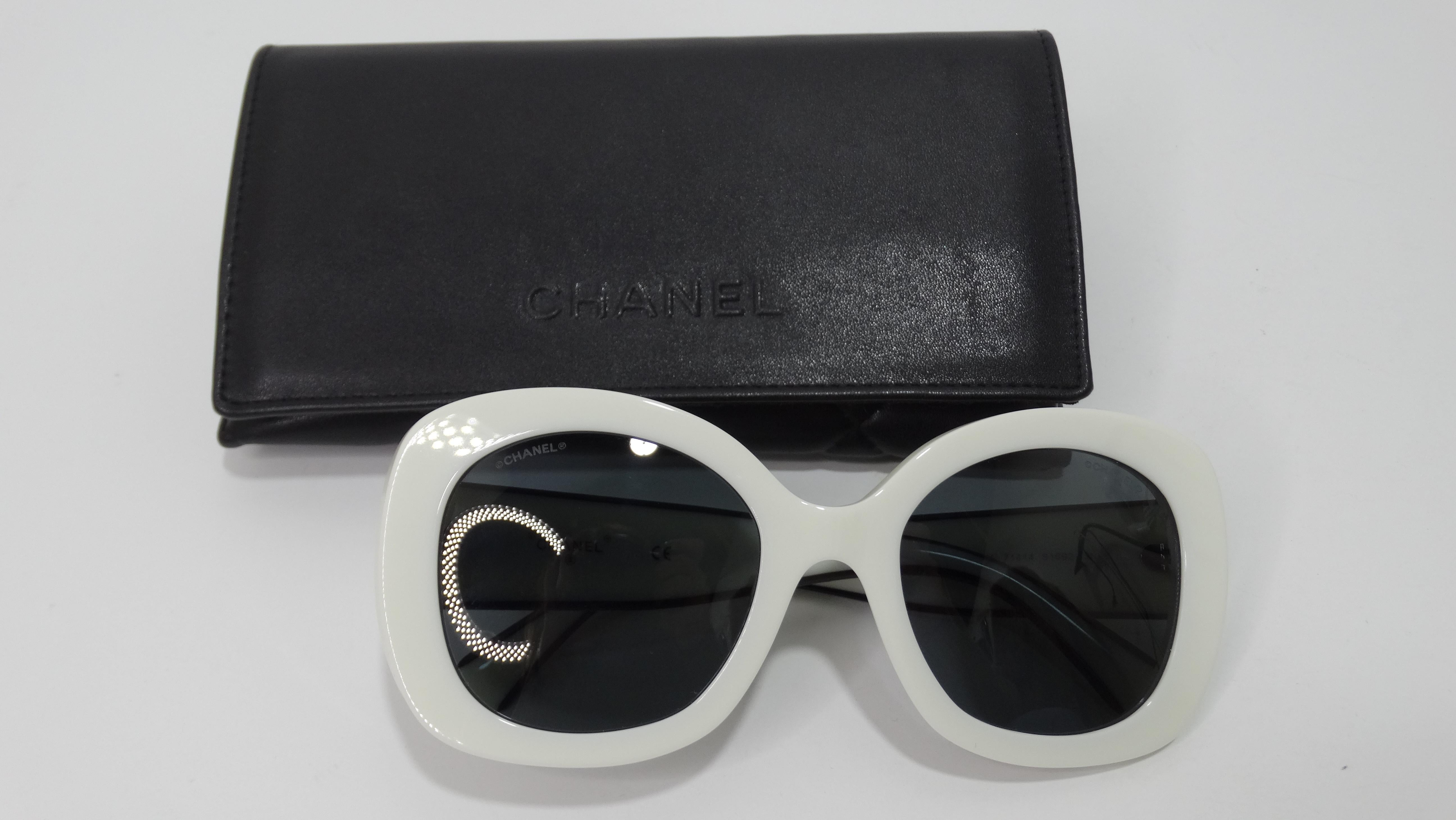 These are an iconic two-tone Chanel sunglasses that needs to be yours! A classic silhouette with a square frame and rounded edges paired with a modern black and white design. It features a black 'CHANEL' on each arm. These have a retro look with a