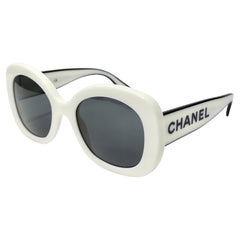 Chanel - Lunettes de soleil surdimensionnées noires et blanches avec logo carré