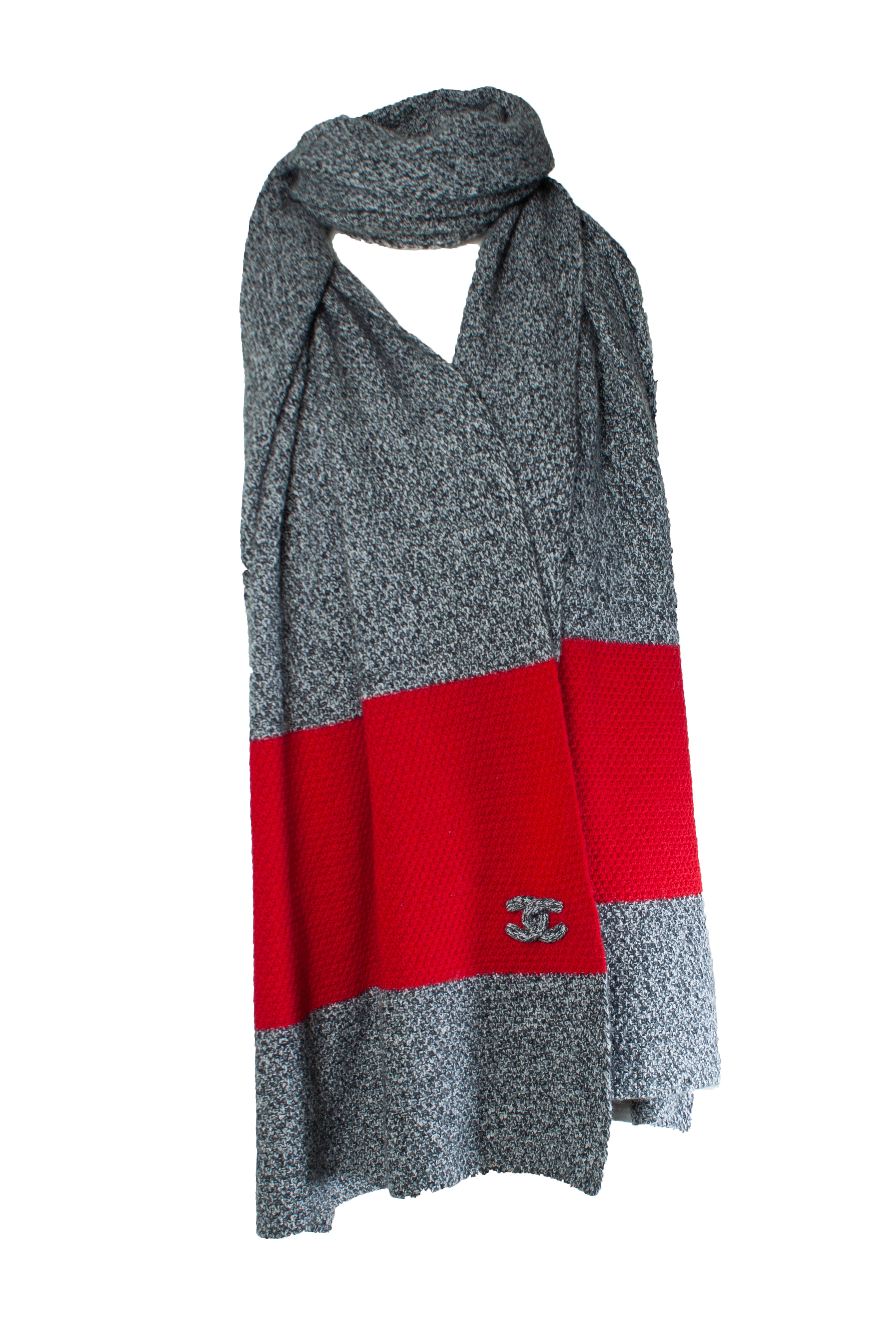 Chanel, Oversized cashmere scarf in grey and red with knitted cc logo. The item is in very good condition.

CONDITION: very good condition

SIZE: one size

MEASUREMENTS: length 220 cm, width 45 cm

MATERIAL: 100% cashmere

CARE: dry cleaning

COLOR: