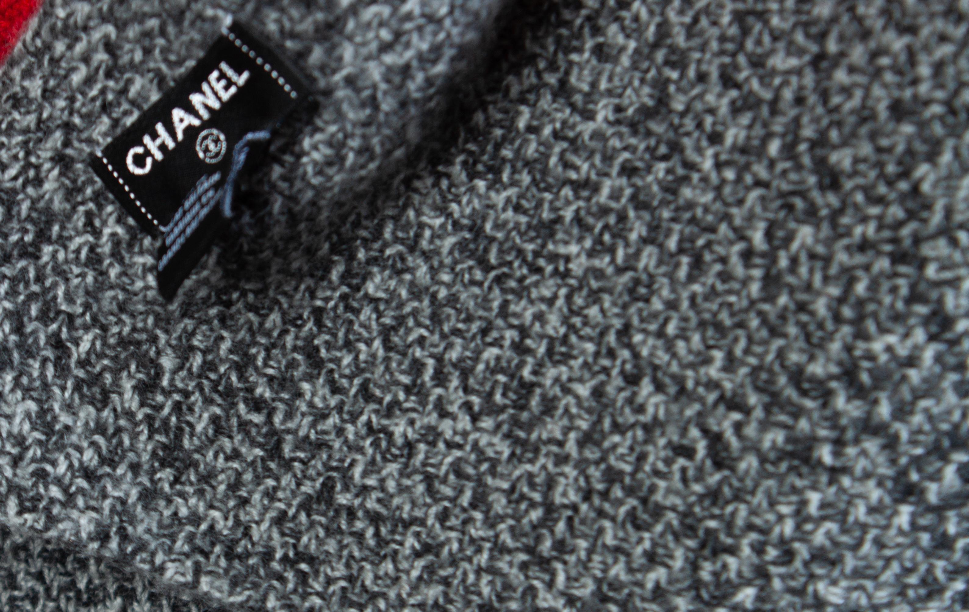 Chanel, Oversized cashmere scarf with cc logo In Excellent Condition For Sale In AMSTERDAM, NL
