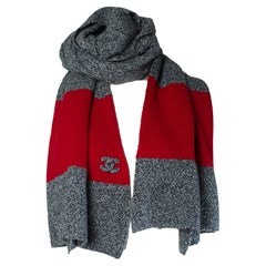 Chanel, Sciarpa in cachemire oversize con logo cc