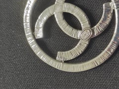 Orecchini a cerchio oversize CC di Chanel in metallo argentato