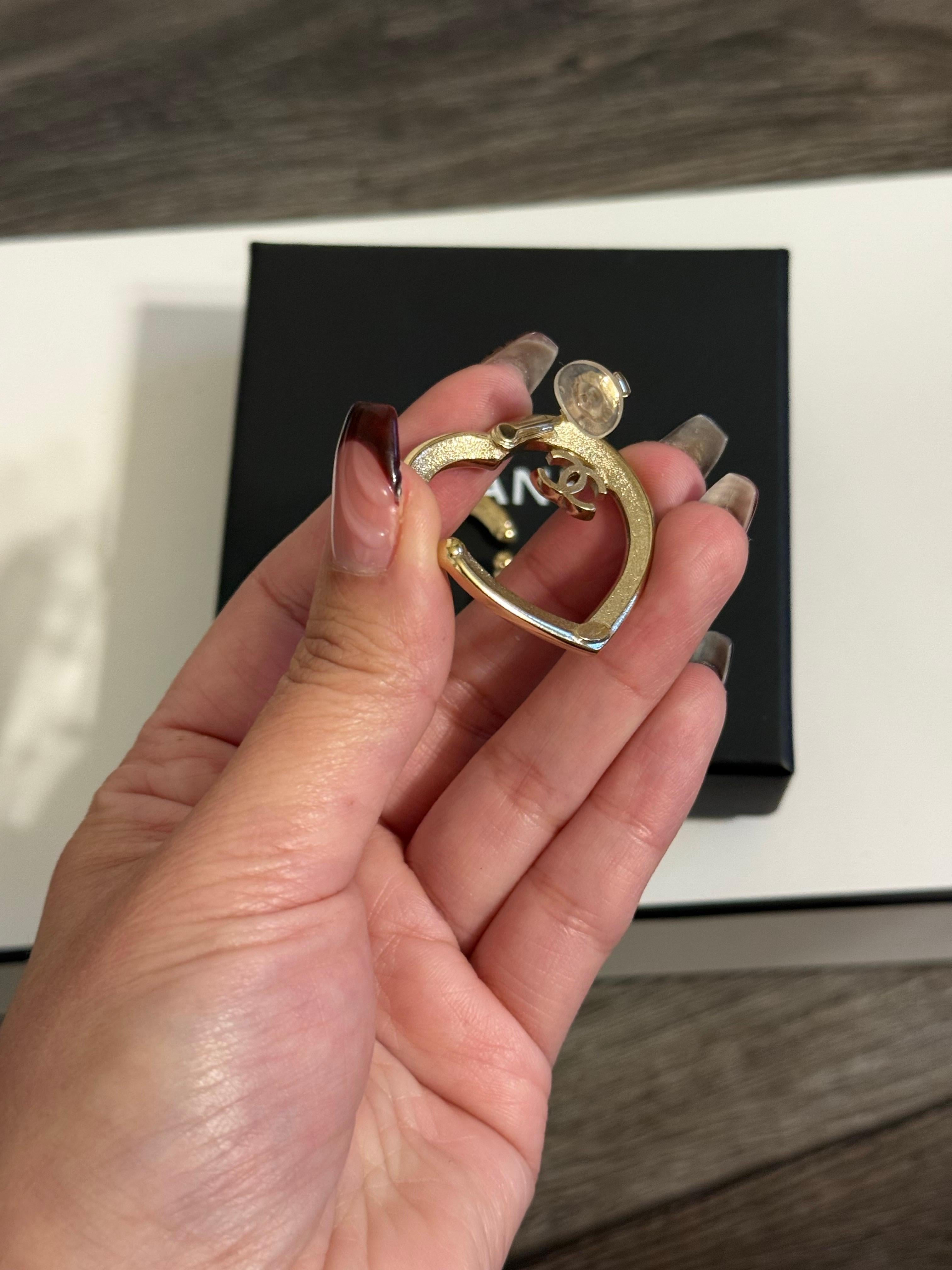 CHANEL - Boucles d'oreilles à clip en or avec cœur en cristal surdimensionné et logo CC en vente 6