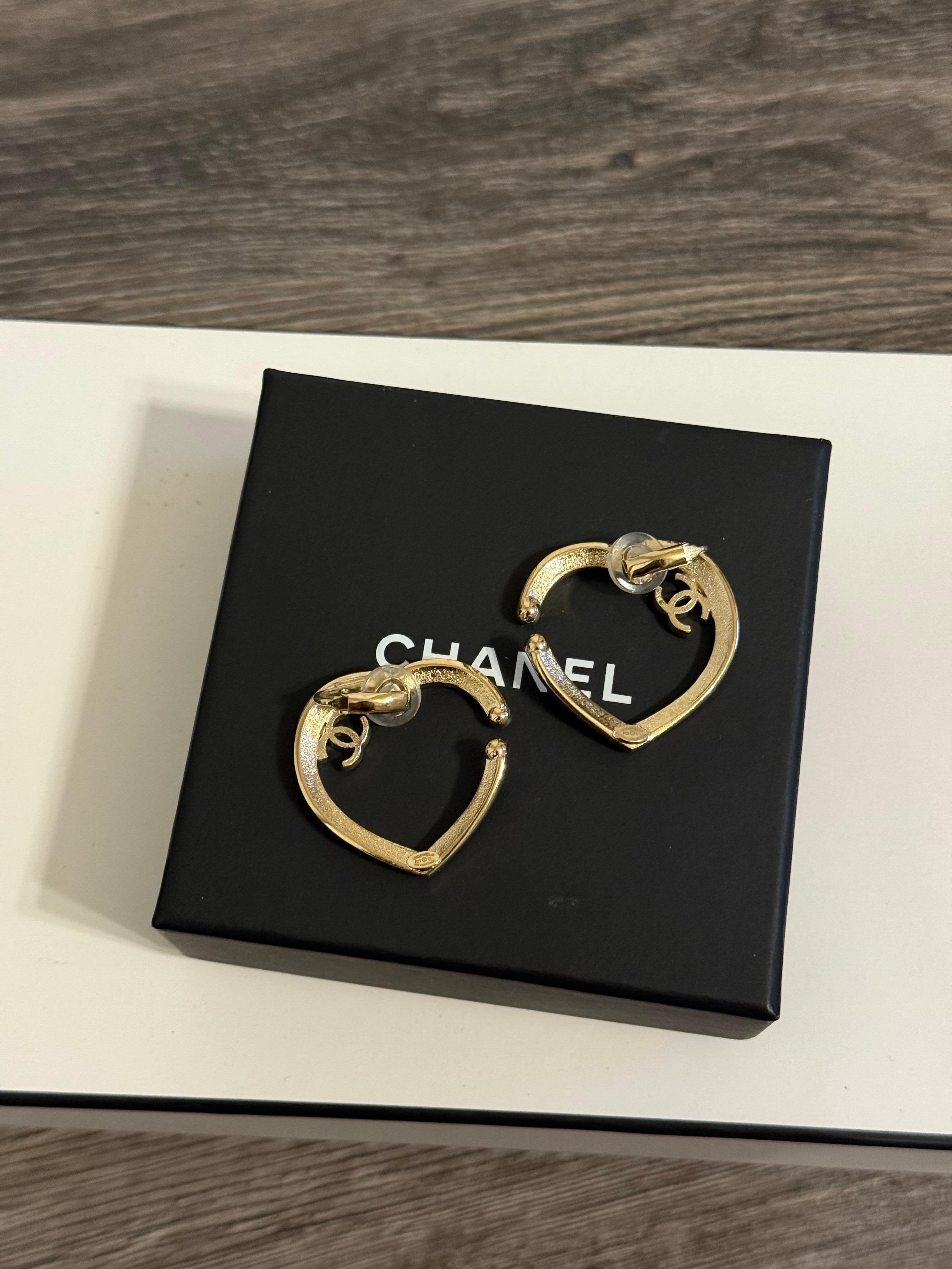 CHANEL - Boucles d'oreilles à clip en or avec cœur en cristal surdimensionné et logo CC en vente 7