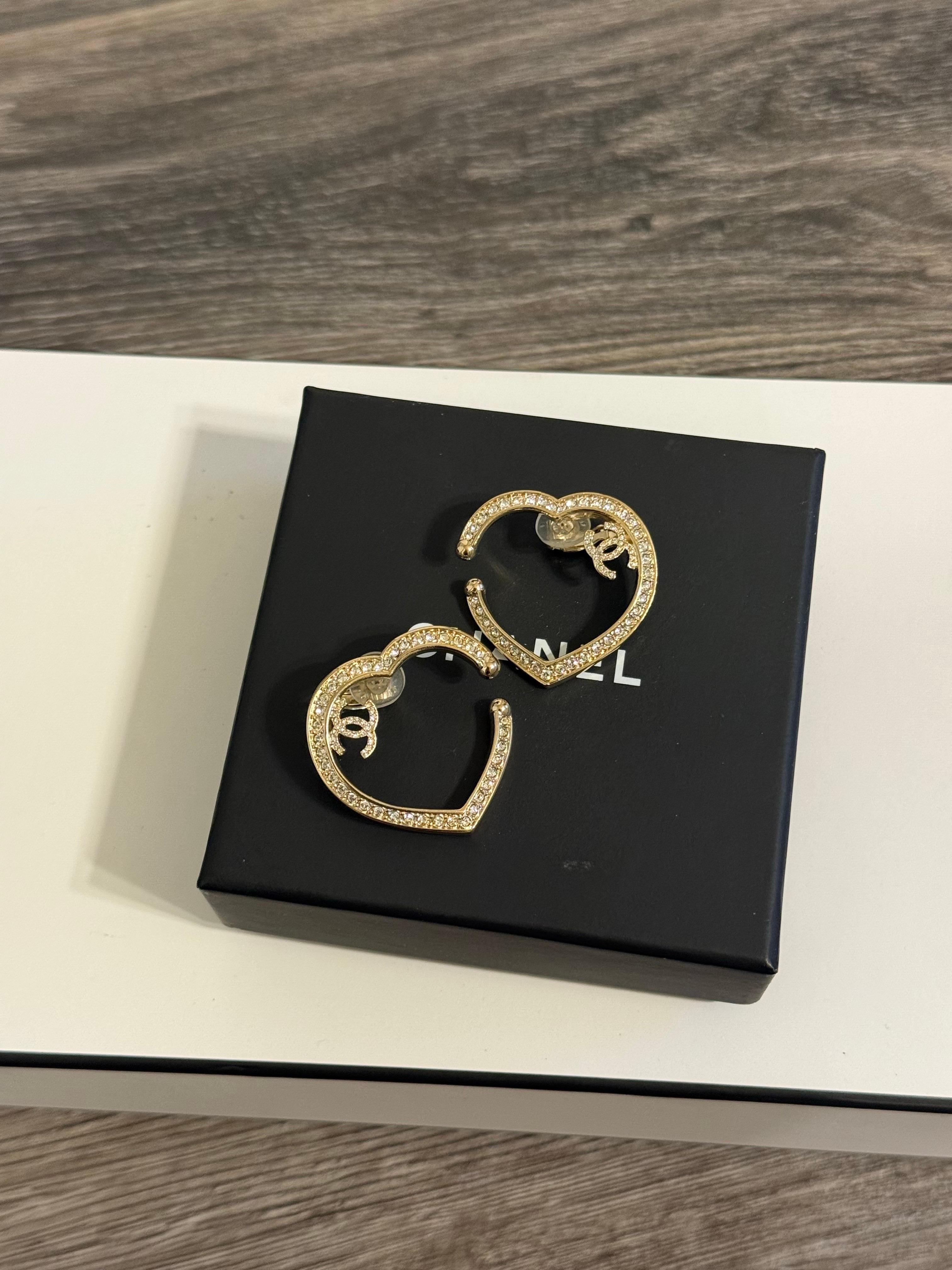 CHANEL - Boucles d'oreilles à clip en or avec cœur en cristal surdimensionné et logo CC en vente 8
