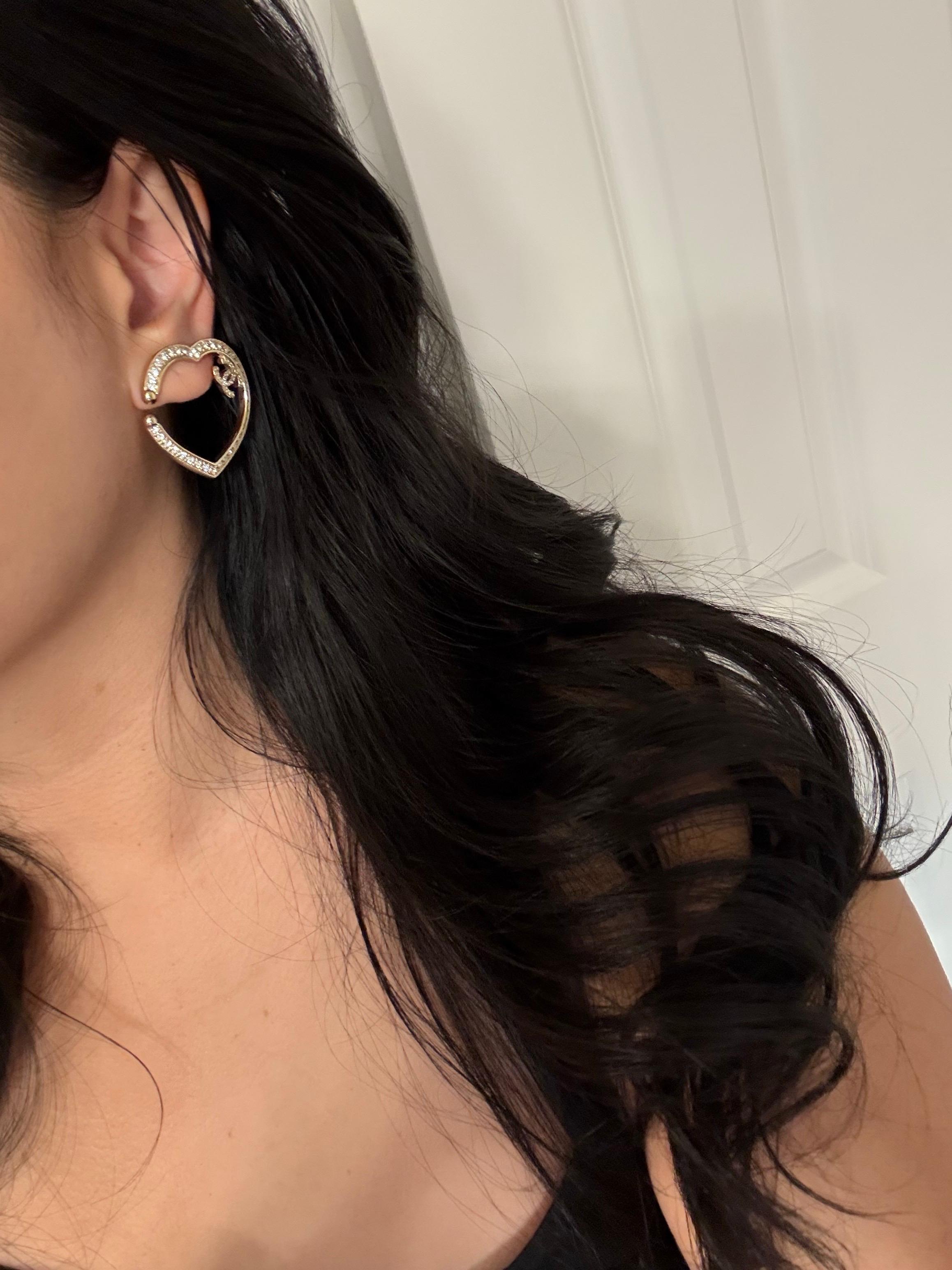 CHANEL - Boucles d'oreilles à clip en or avec cœur en cristal surdimensionné et logo CC en vente 9