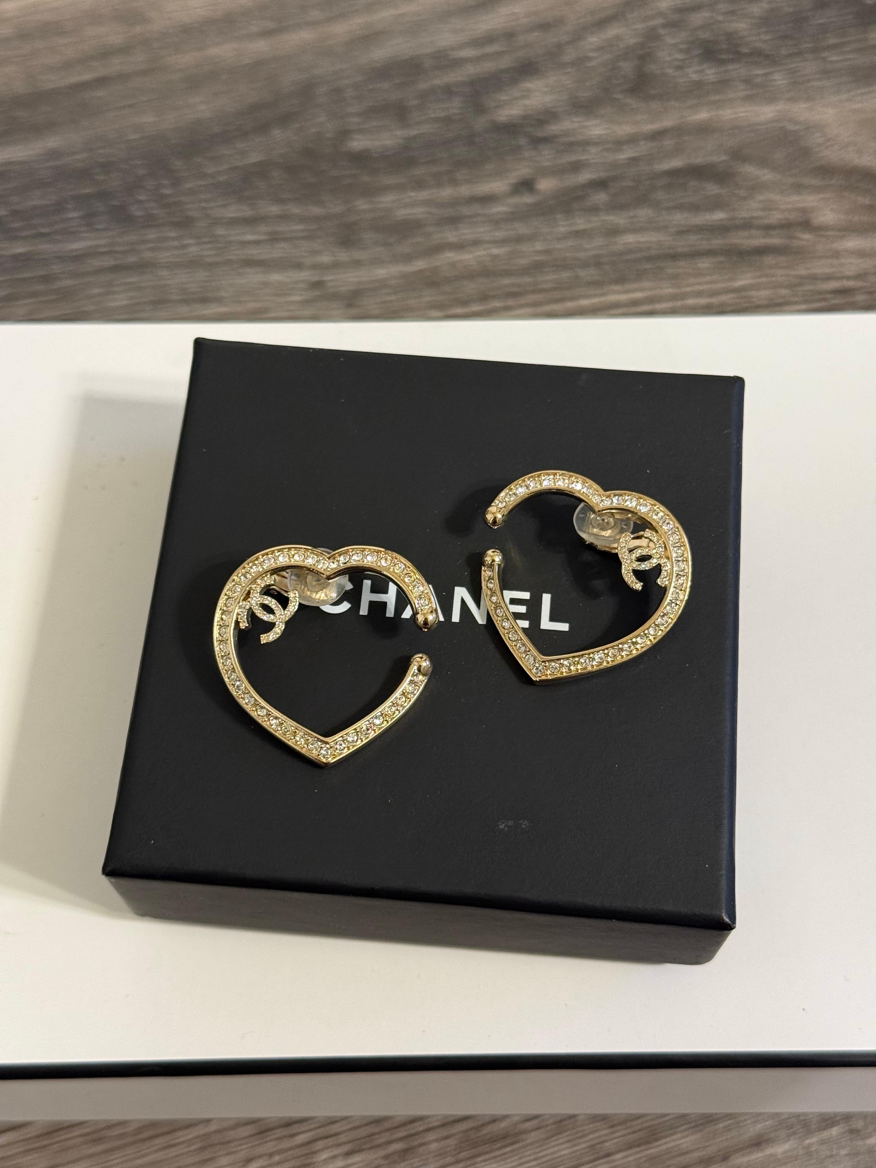 DÉTAILS :
Poinçon : CHANEL
Fabriqué en France
Collectional 2023
Les boucles d'oreilles sont en bon état et présentent une usure minimale.
Livré avec une boîte et une pochette

INFORMATIONS IMPORTANTES :
Cet article est une pièce d'occasion et peut