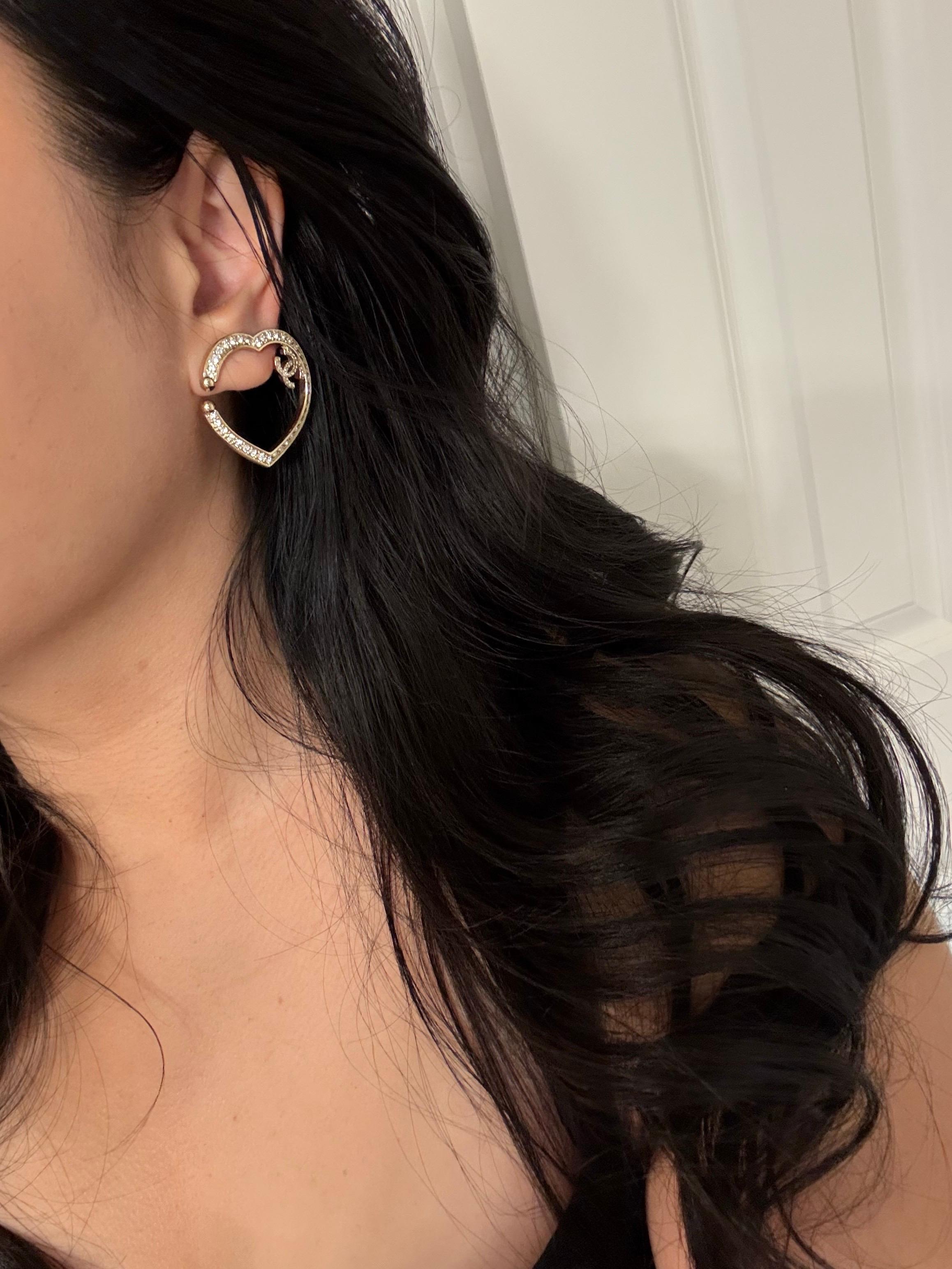 CHANEL - Boucles d'oreilles à clip en or avec cœur en cristal surdimensionné et logo CC Bon état - En vente à Bellevue, WA