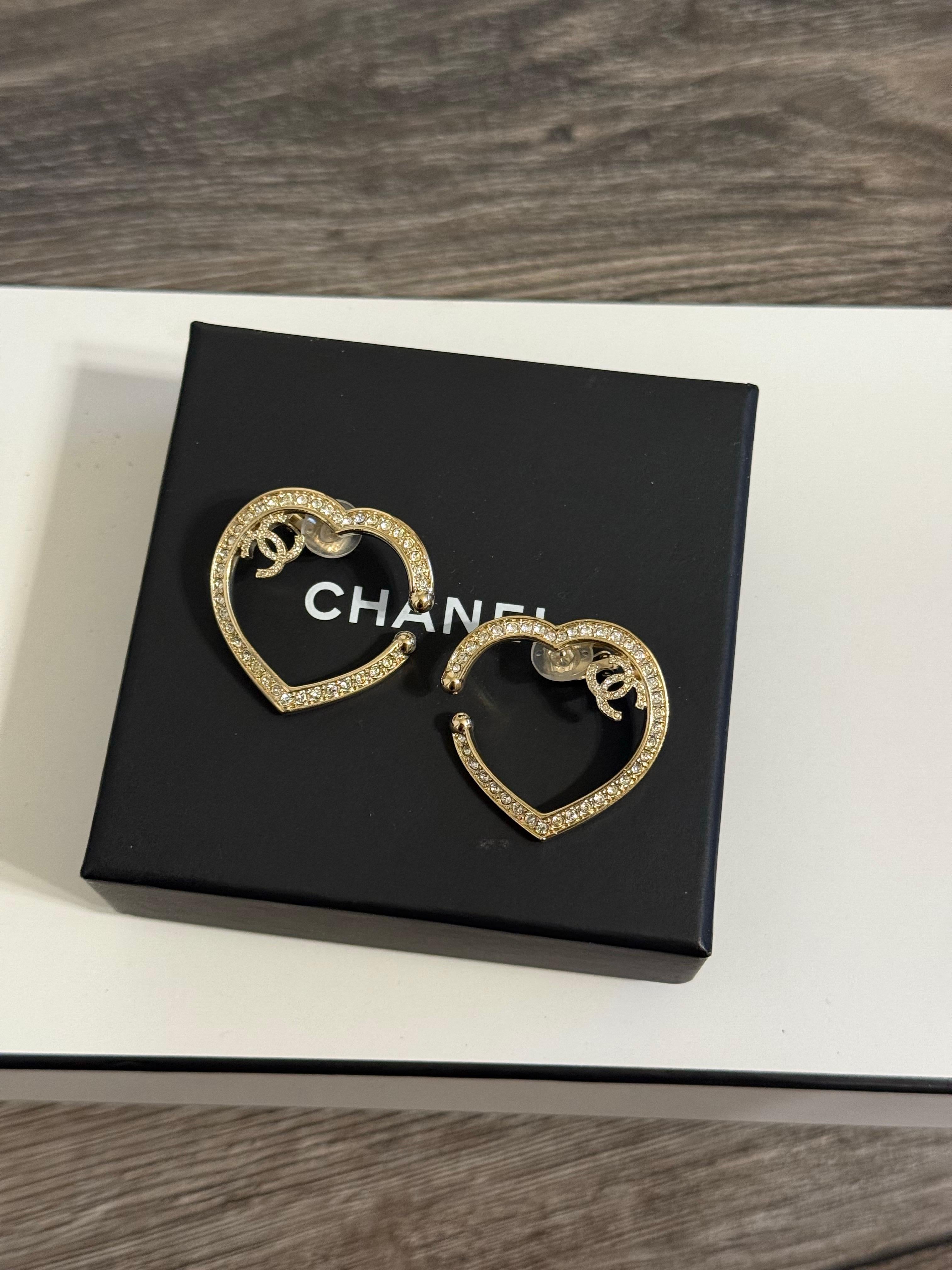 CHANEL - Boucles d'oreilles à clip en or avec cœur en cristal surdimensionné et logo CC Unisexe en vente