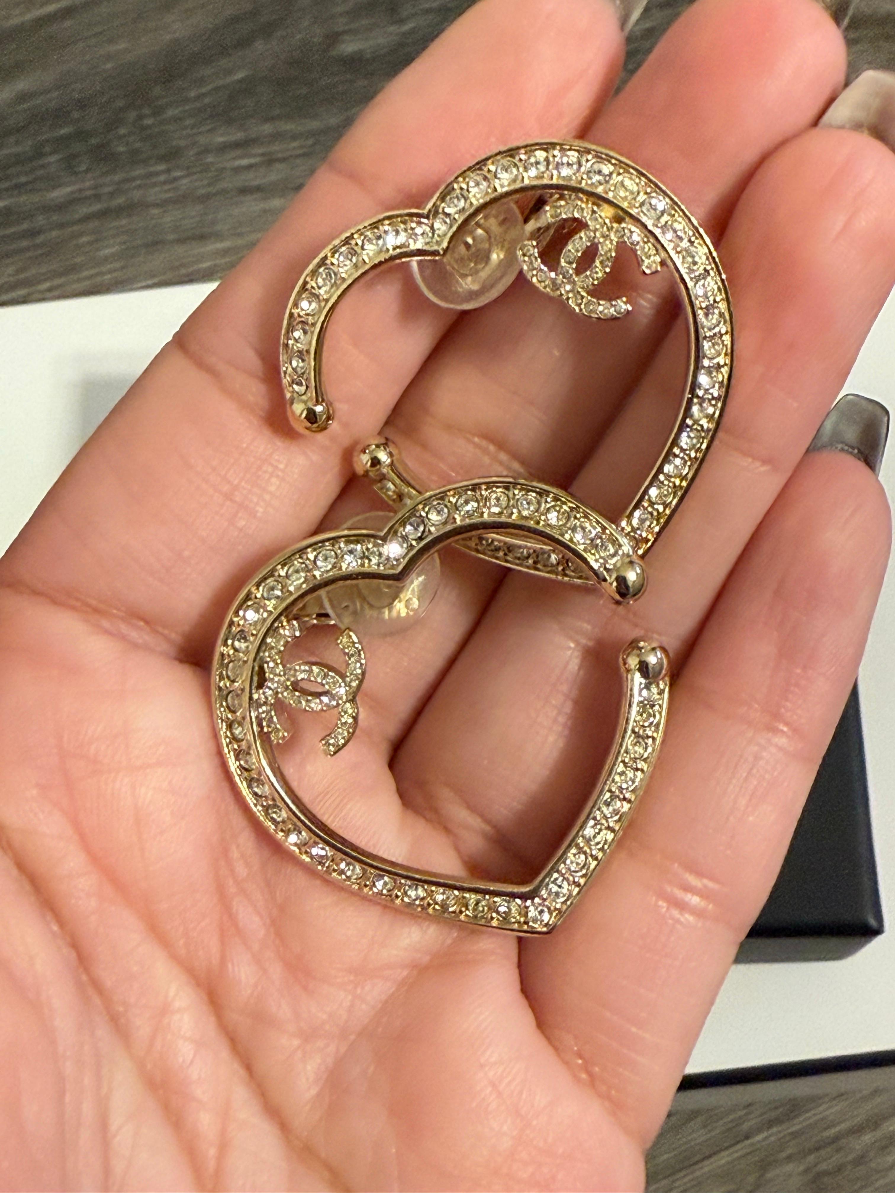 CHANEL - Boucles d'oreilles à clip en or avec cœur en cristal surdimensionné et logo CC en vente 1