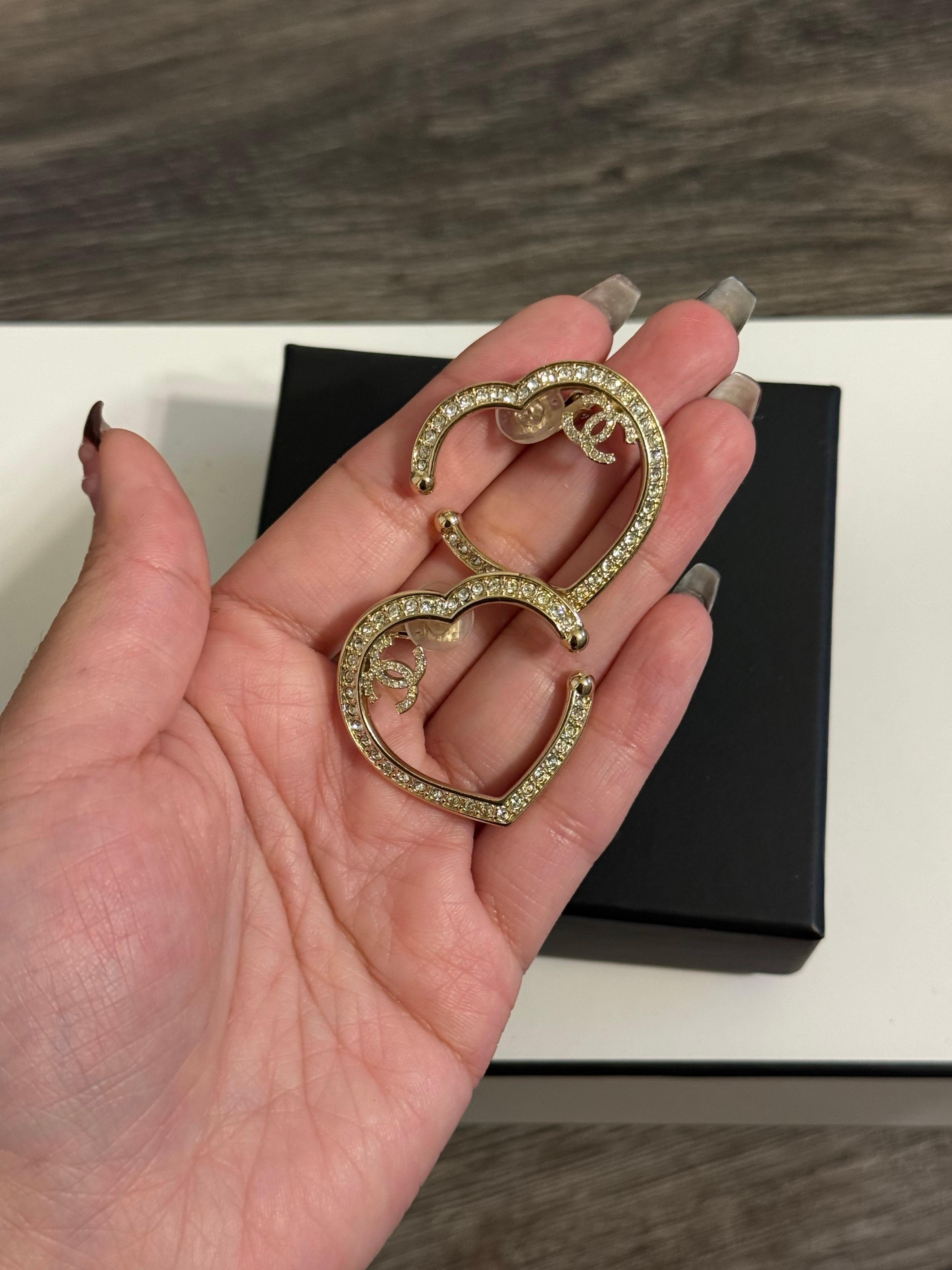 CHANEL - Boucles d'oreilles à clip en or avec cœur en cristal surdimensionné et logo CC en vente 2