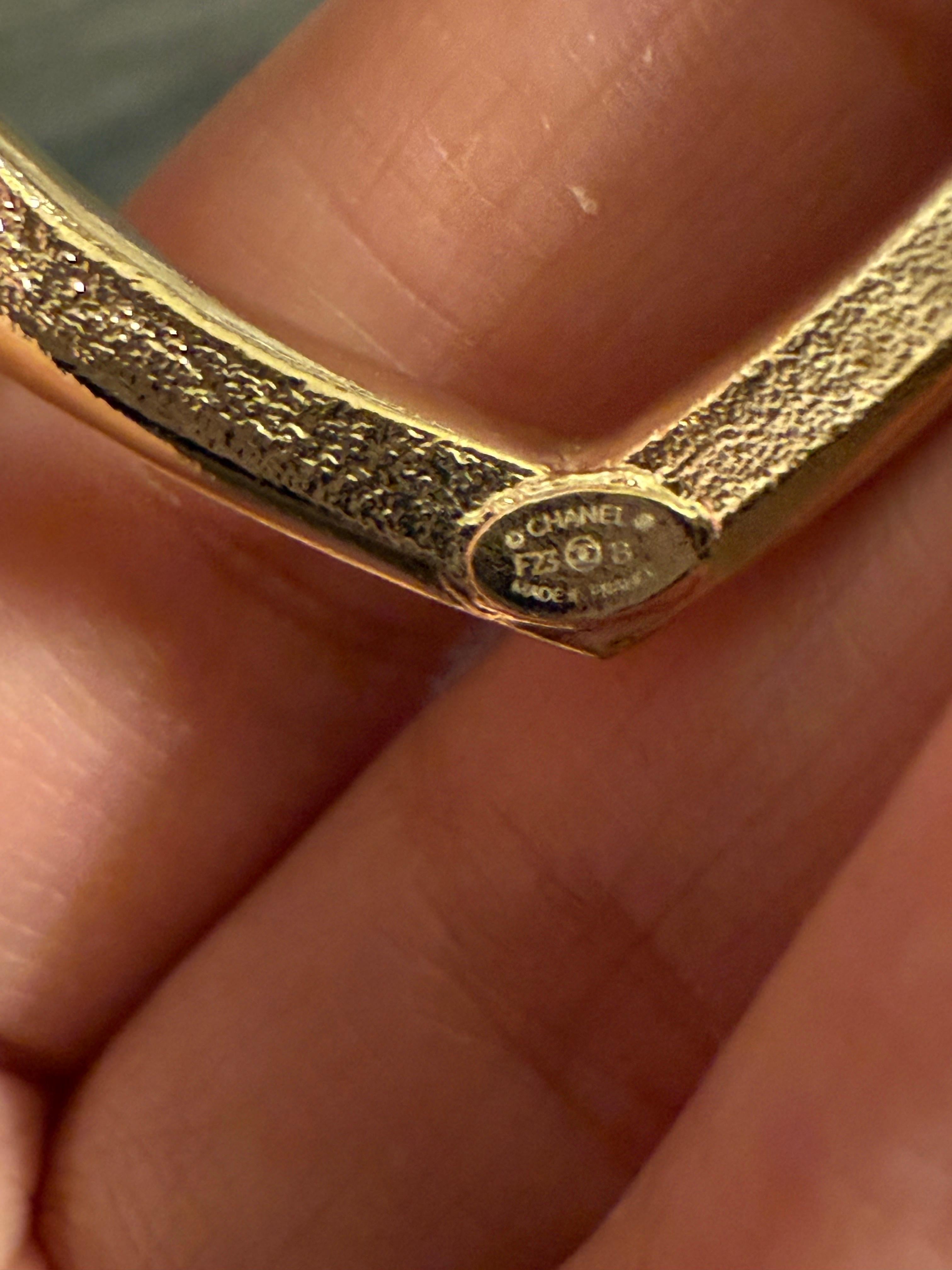 CHANEL - Boucles d'oreilles à clip en or avec cœur en cristal surdimensionné et logo CC en vente 3