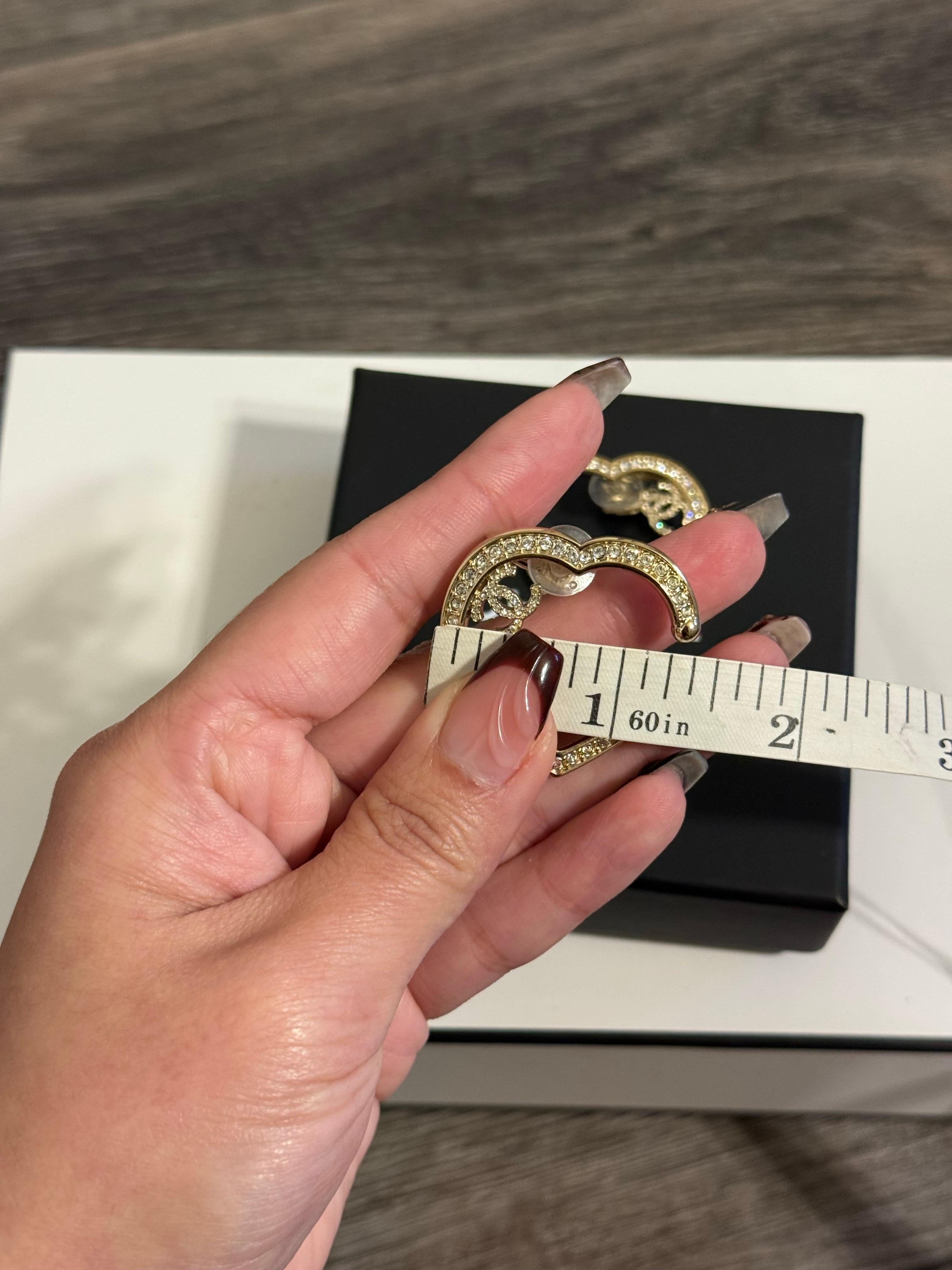 CHANEL - Boucles d'oreilles à clip en or avec cœur en cristal surdimensionné et logo CC en vente 4