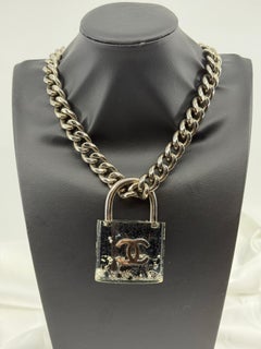 Collana Chanel con ciondolo a catena con lucchetto CC oversize e perle finte in resina