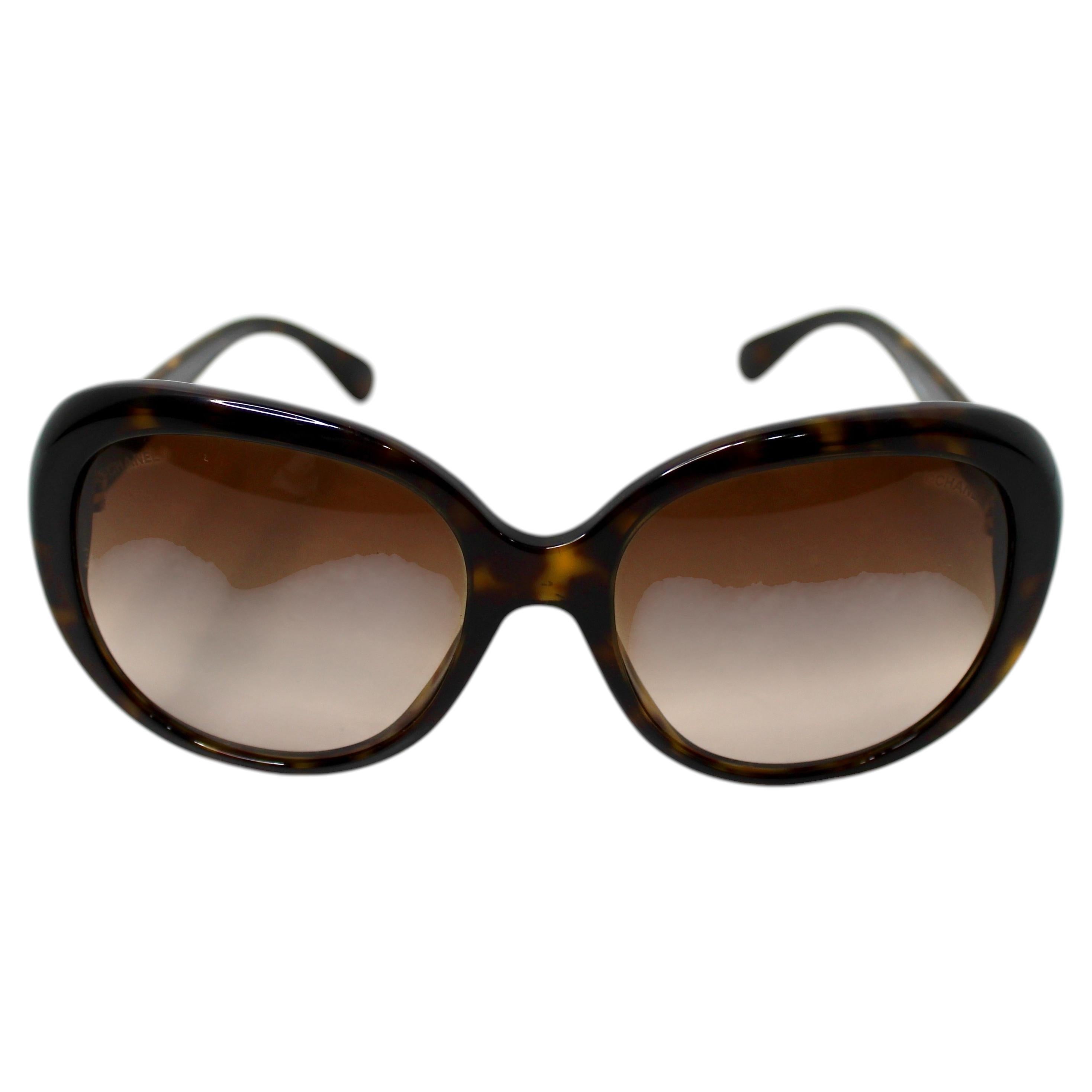 Chanel Oversized-Sonnenbrille mit rundem Rahmen in Schildpattoptik und Coco-Mark-Details