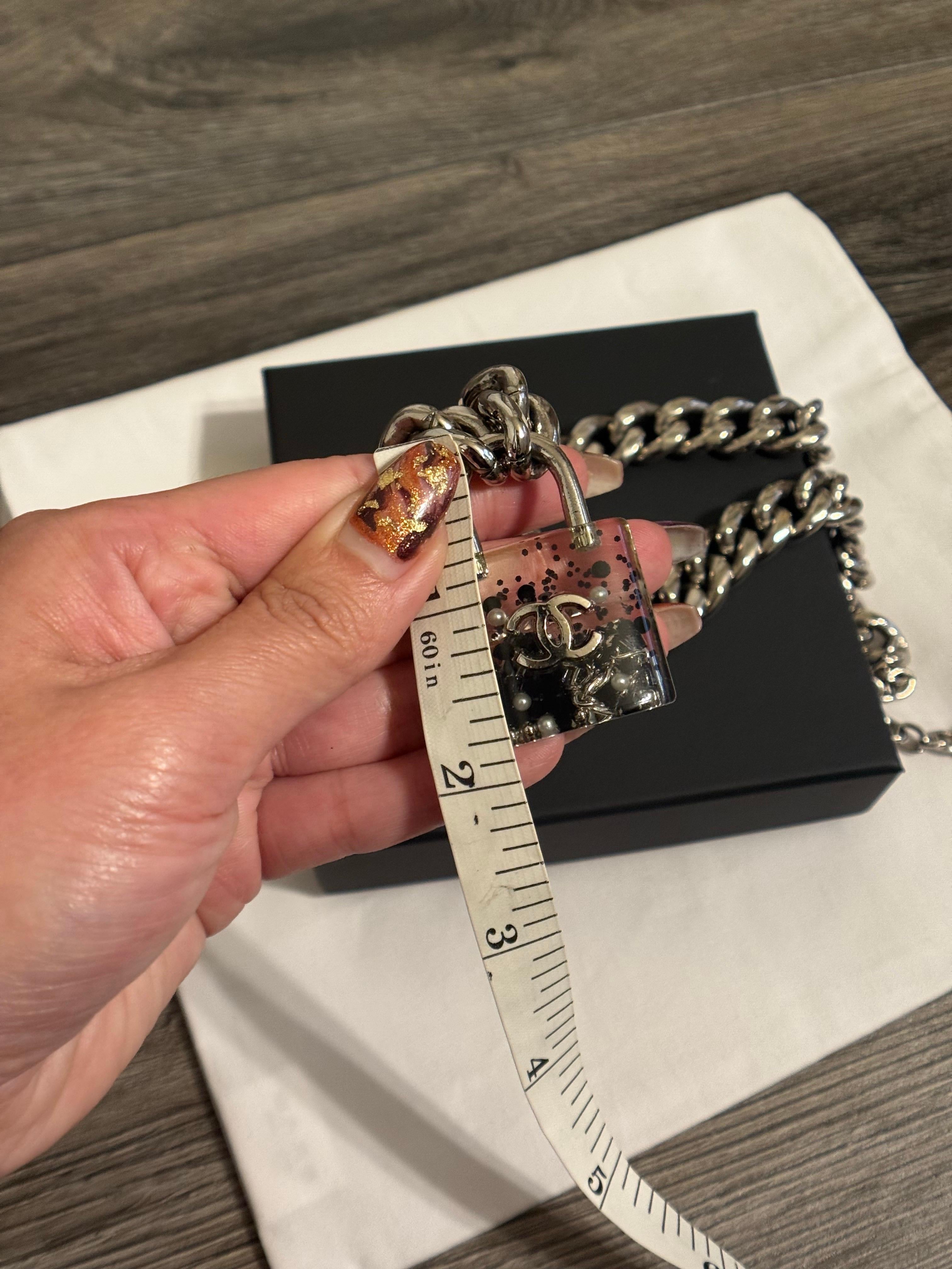 Chanel collana con lucchetto CC a catena d'argento oversize in vendita 6