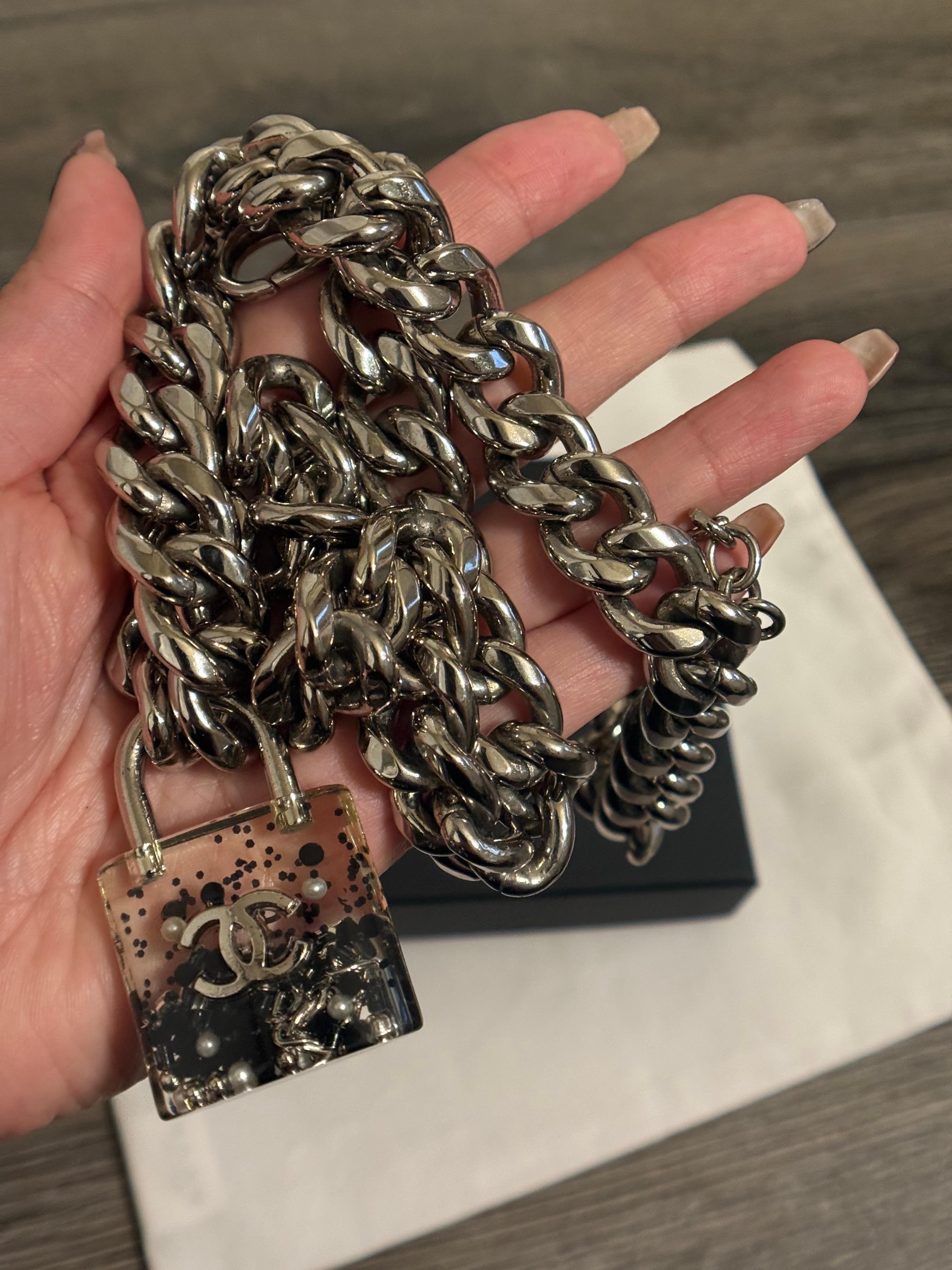 Chanel collana con lucchetto CC a catena d'argento oversize in vendita 7
