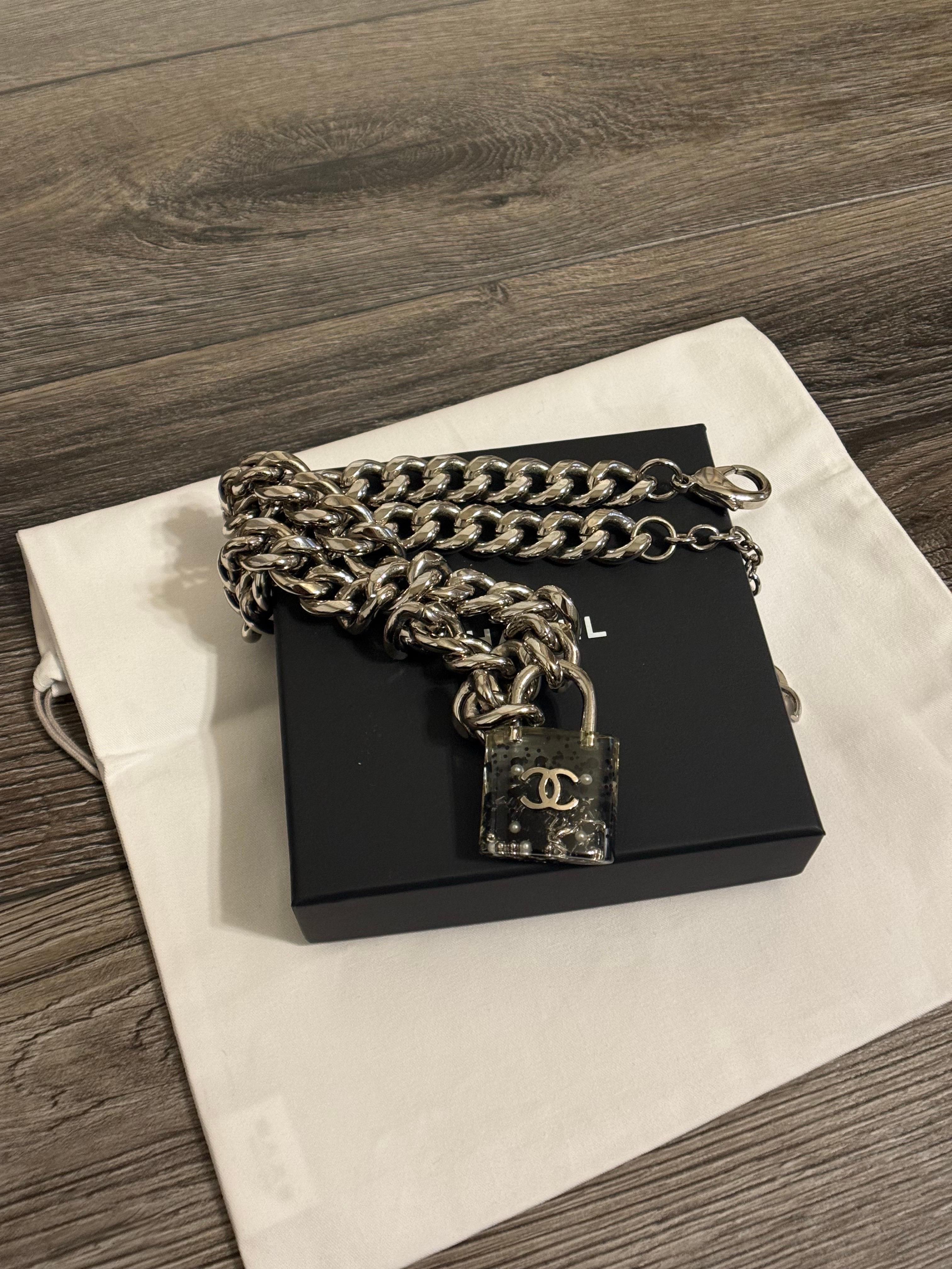 Chanel collana con lucchetto CC a catena d'argento oversize in vendita 8