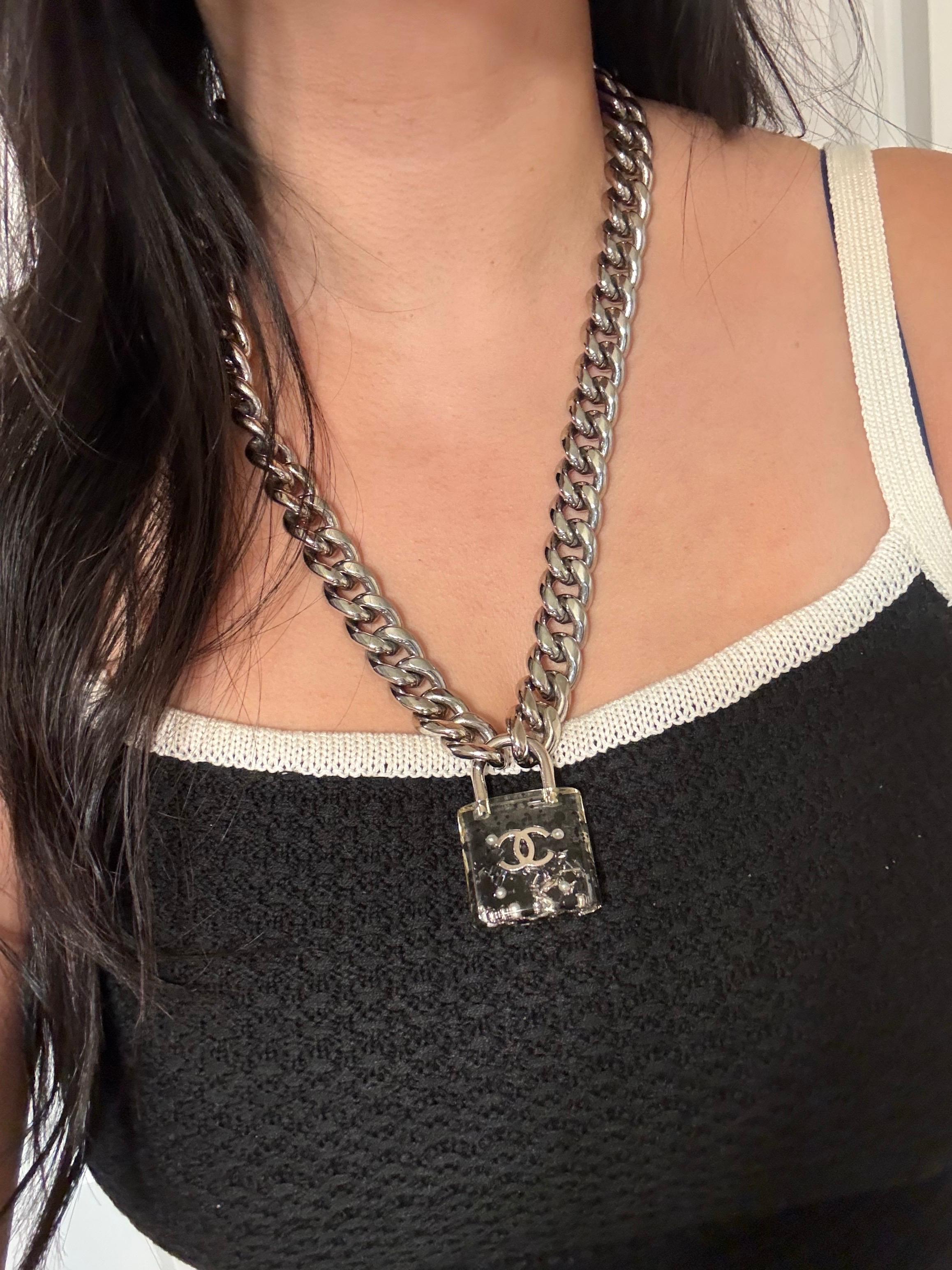 Chanel collana con lucchetto CC a catena d'argento oversize in vendita 9
