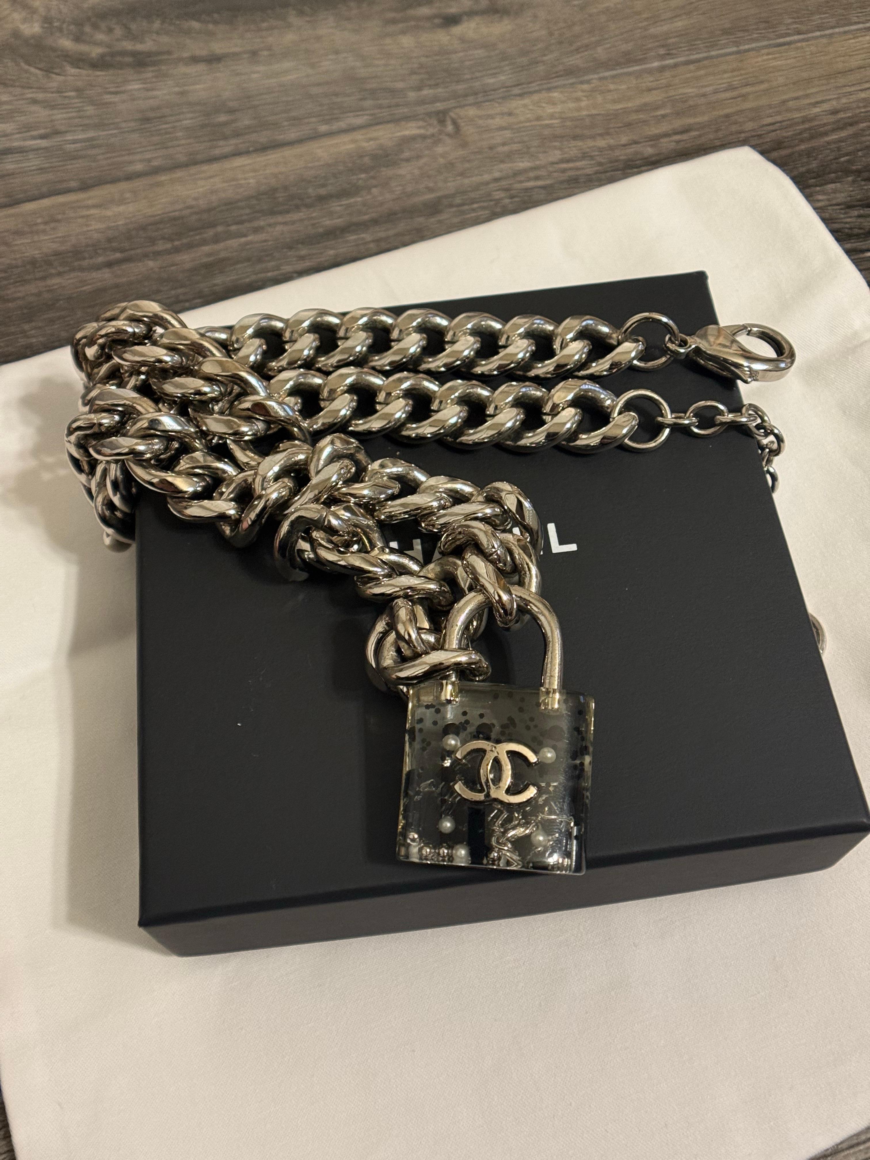 Chanel collana con lucchetto CC a catena d'argento oversize In condizioni buone in vendita a Bellevue, WA