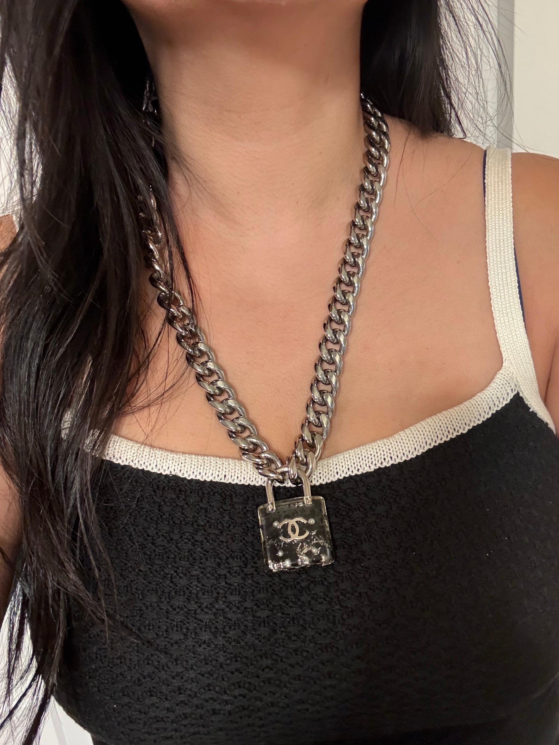 da uomo o donna Chanel collana con lucchetto CC a catena d'argento oversize in vendita