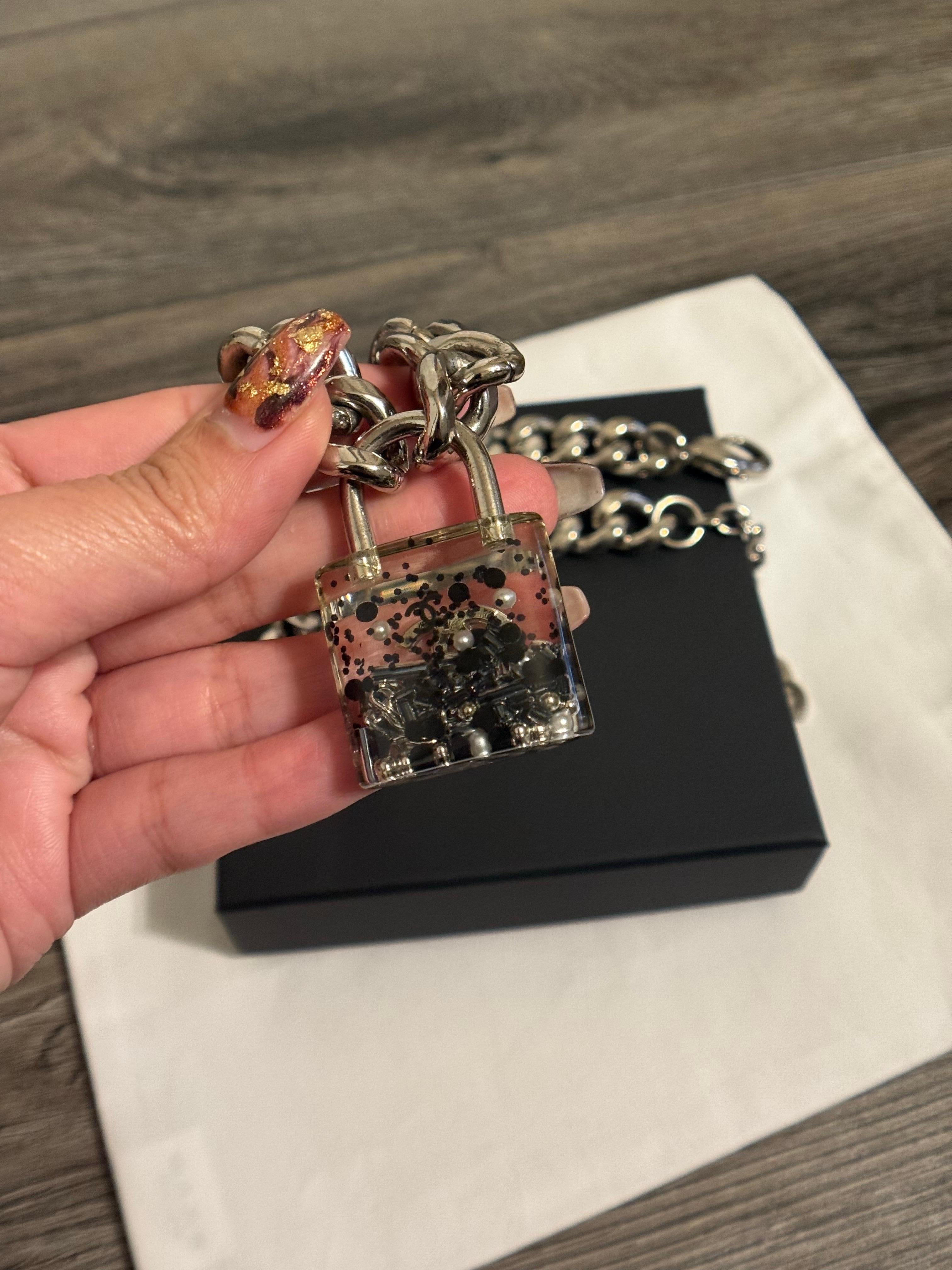 Chanel collana con lucchetto CC a catena d'argento oversize in vendita 1
