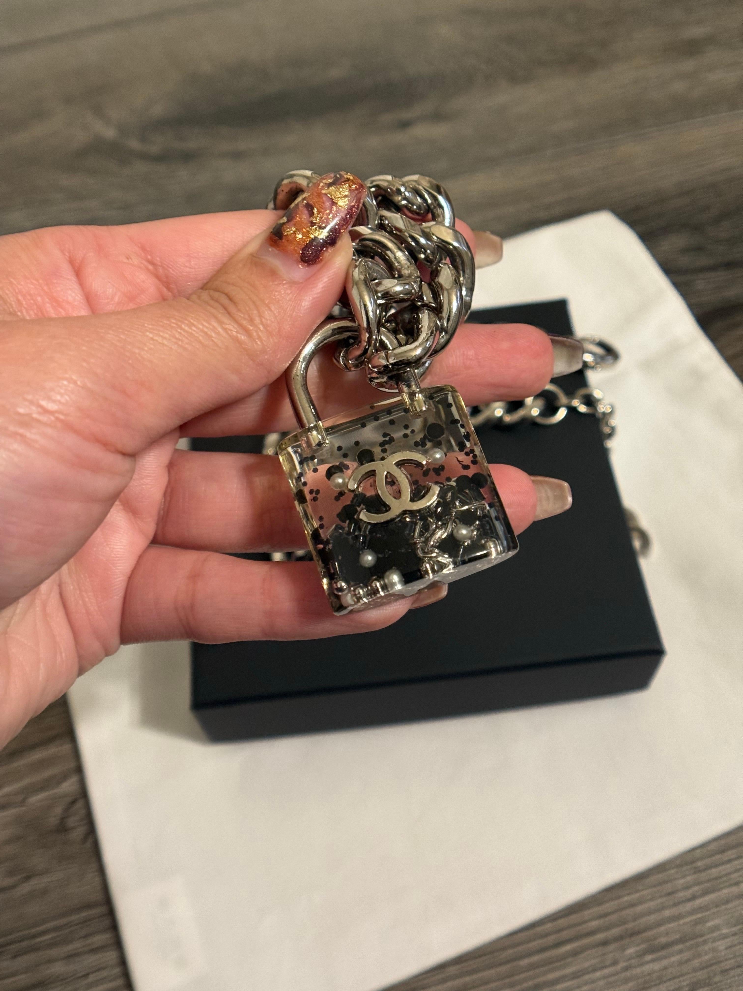 Chanel collana con lucchetto CC a catena d'argento oversize in vendita 2