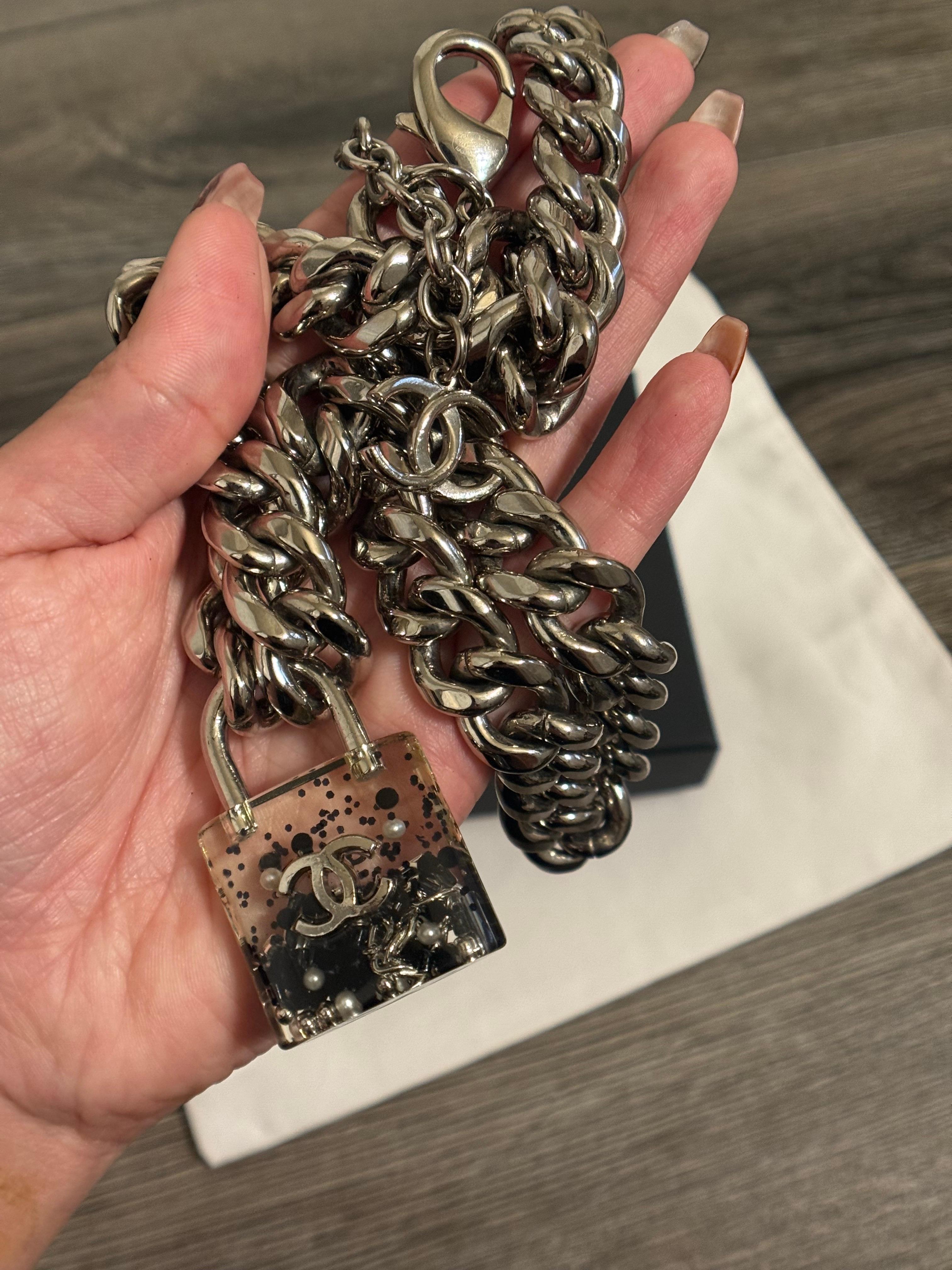 Chanel collana con lucchetto CC a catena d'argento oversize in vendita 3