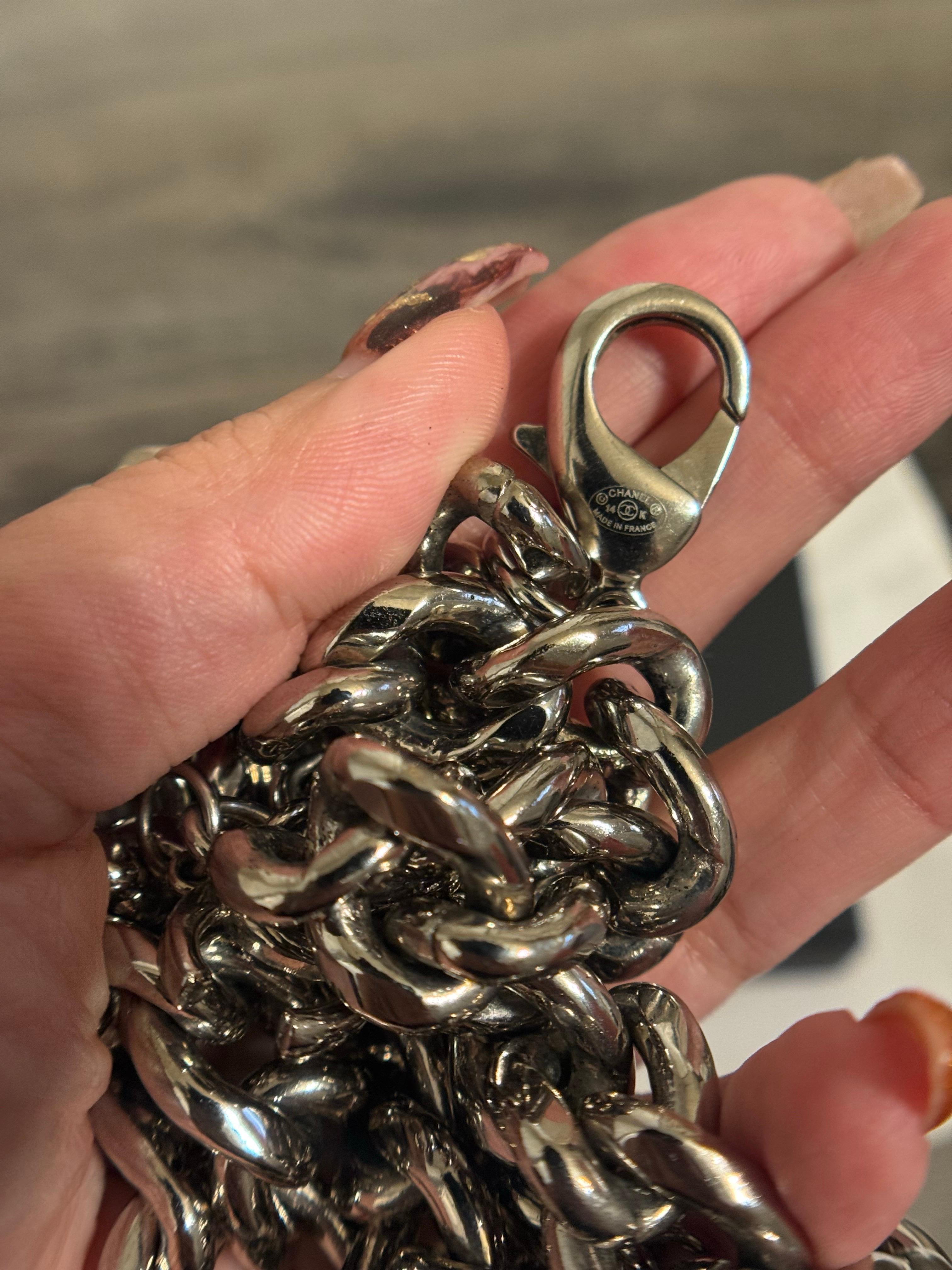 Chanel collana con lucchetto CC a catena d'argento oversize in vendita 4