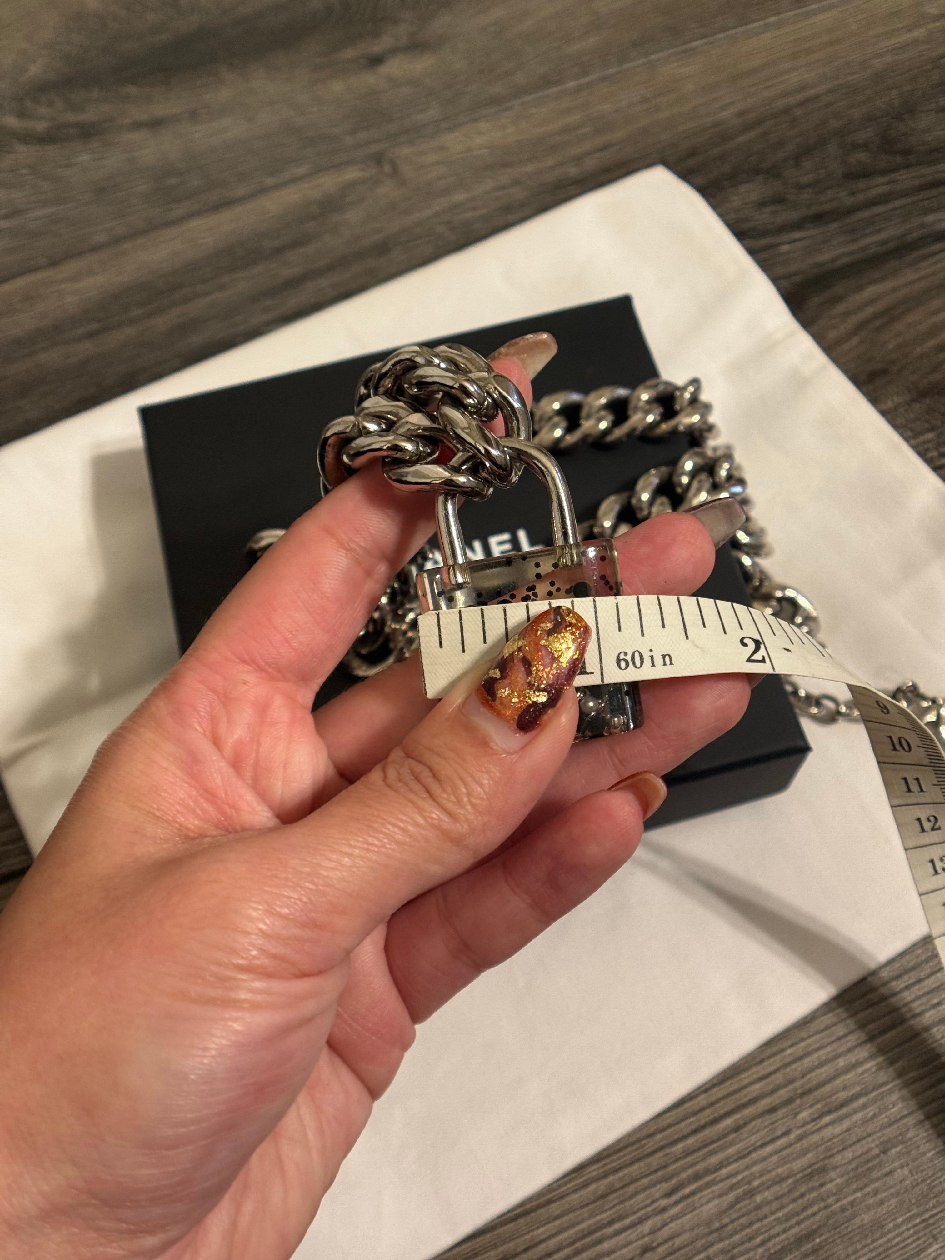 Chanel collana con lucchetto CC a catena d'argento oversize in vendita 5