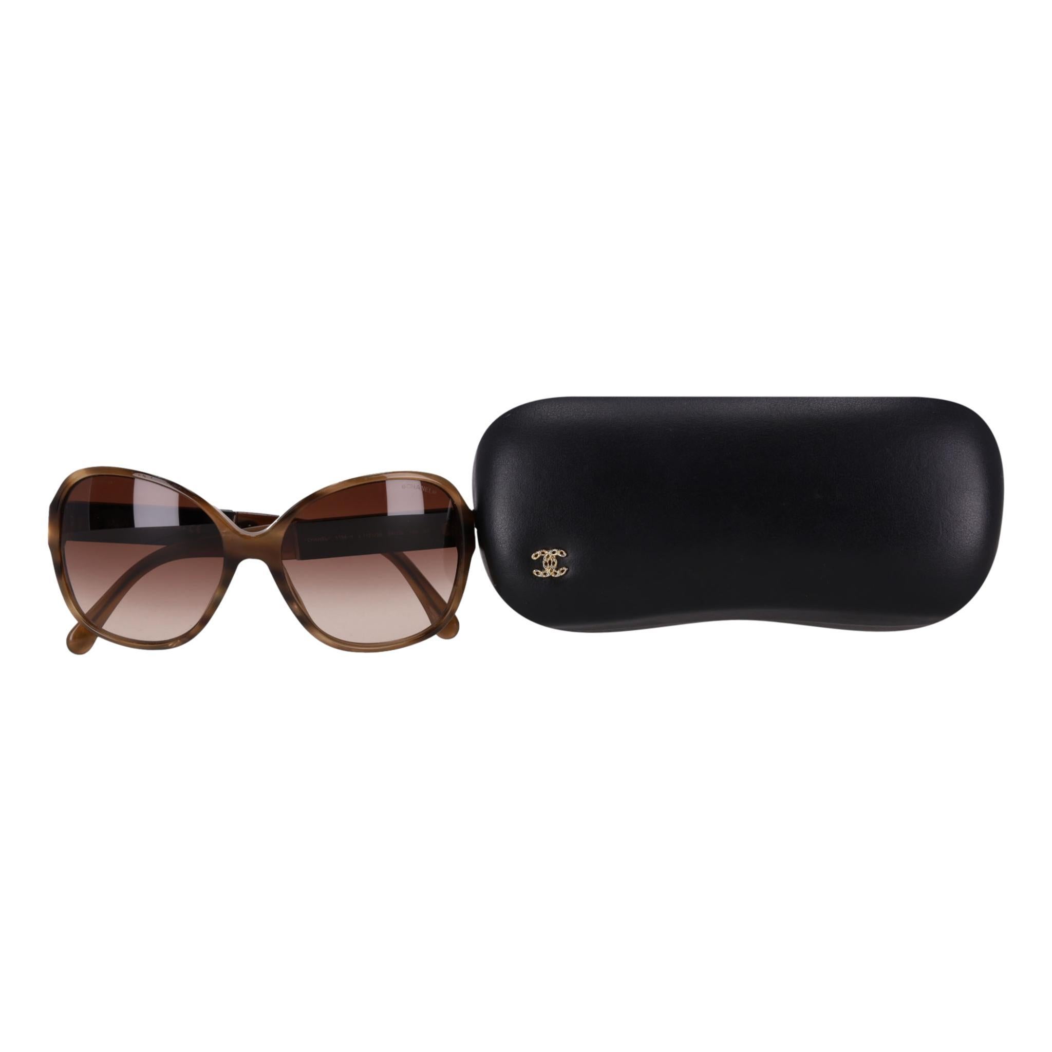 Chanel Oversized Tortoise Sunglasses With Wooden Logo Temples

Brown, oversized round sunglasses in tortoiseshell pattern.

Featuring black wooden temples with 'Chanel' signature in silver.

Size – One Size

Condition – Very Good

Composition –