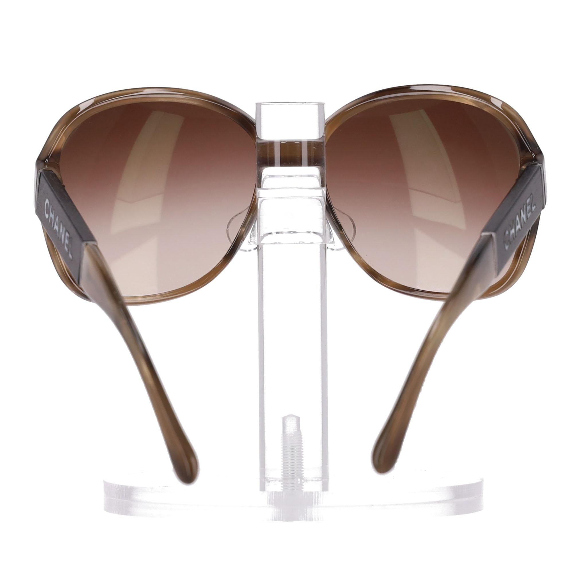 Chanel Oversized Tortoise Sunglasses With Wooden Logo Temples In Excellent Condition For Sale In London, GB