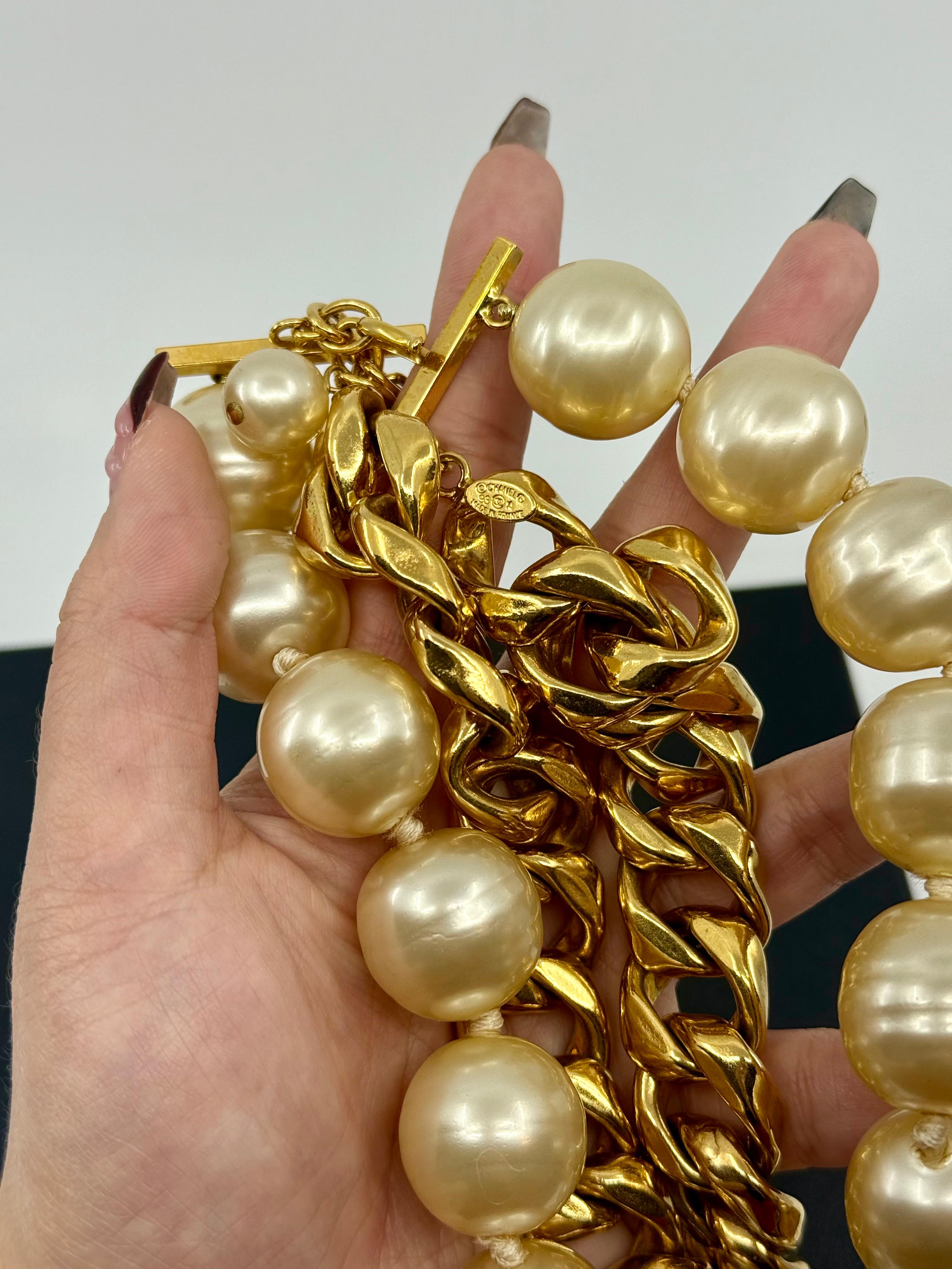 Chanel - Collier vintage surdimensionné avec fausse perle et chaîne à maillons dorés en vente 7