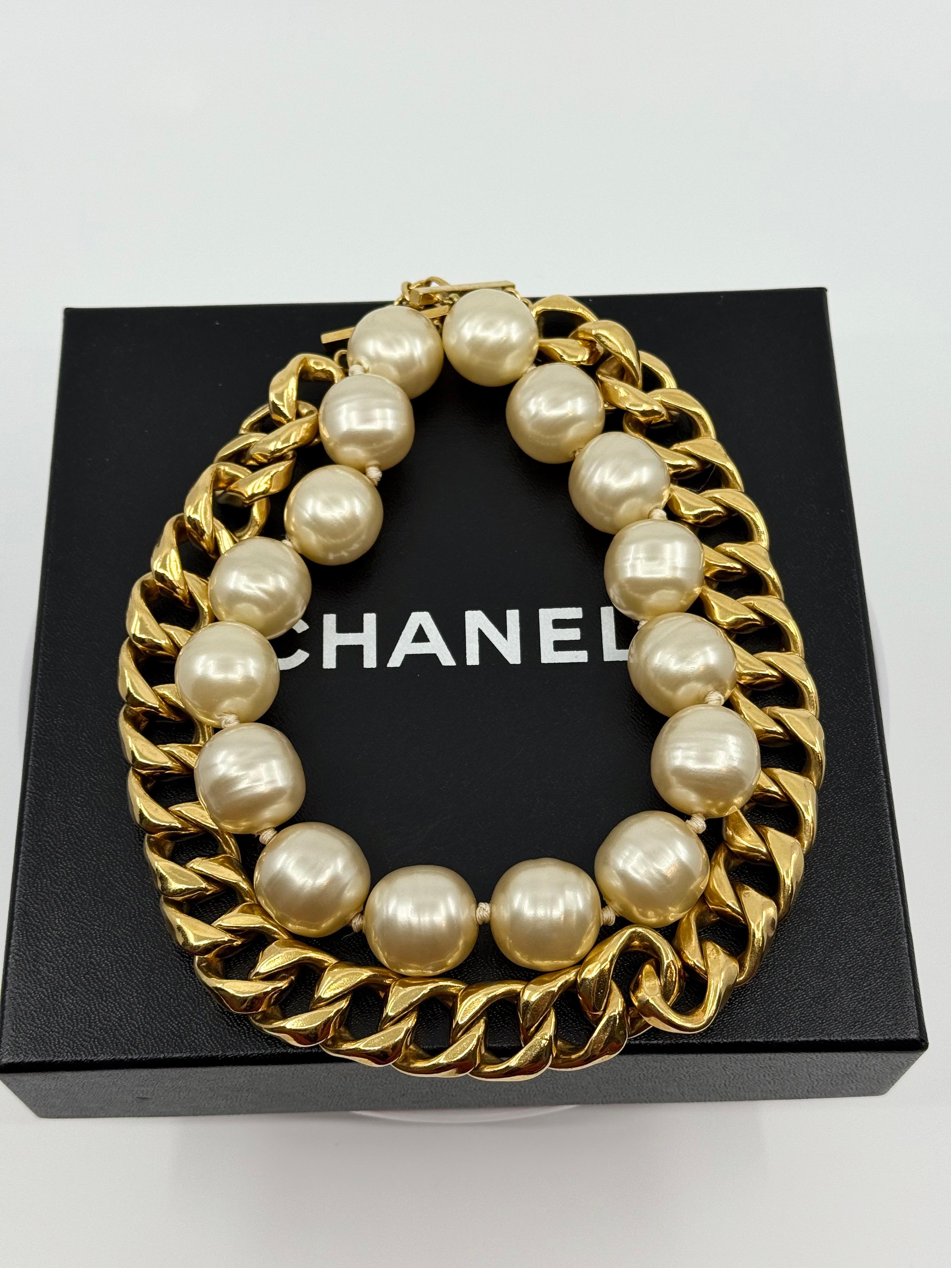 Chanel - Collier vintage surdimensionné avec fausse perle et chaîne à maillons dorés en vente 8