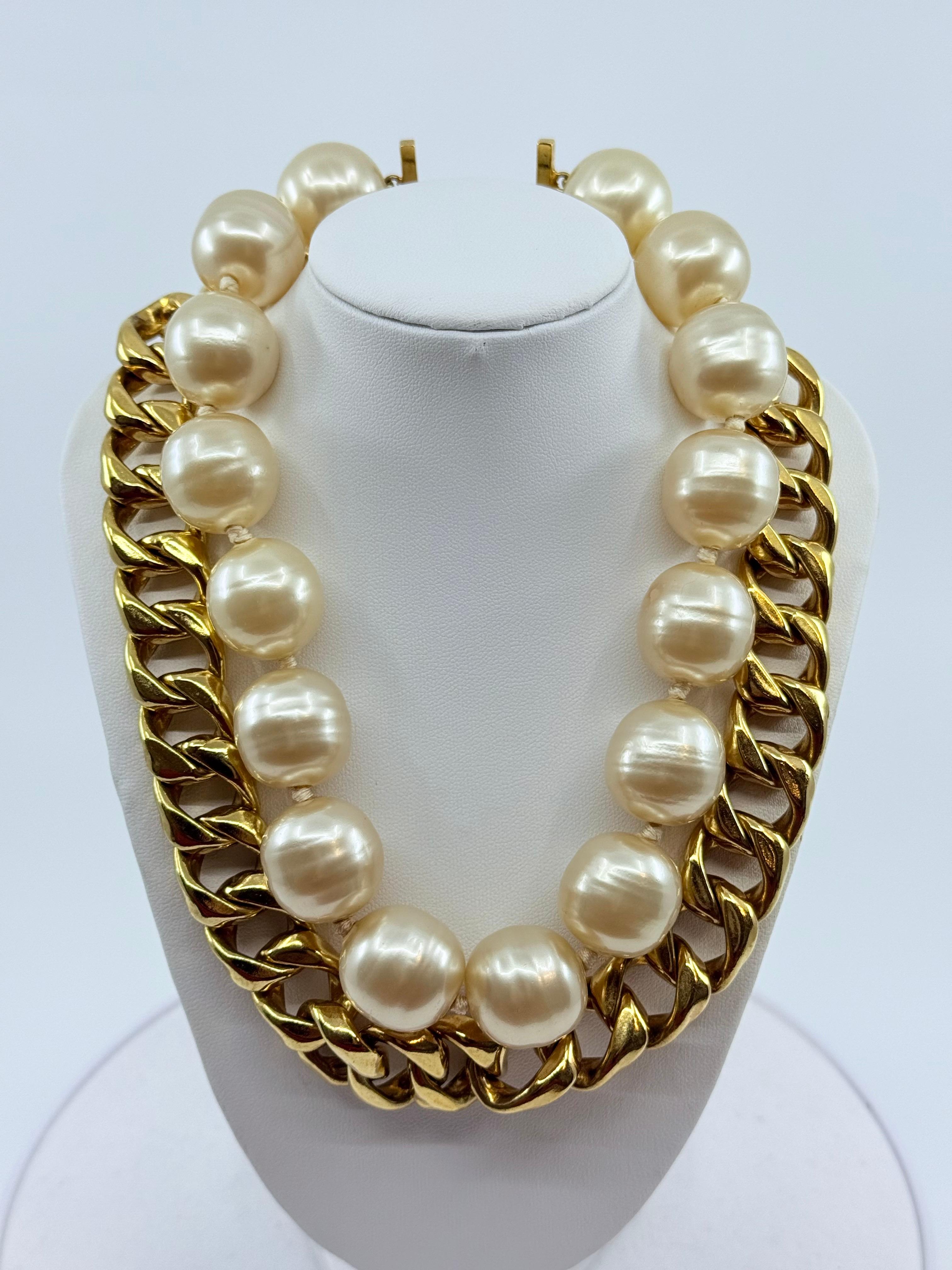 Chanel - Collier vintage surdimensionné avec fausse perle et chaîne à maillons dorés Bon état - En vente à Bellevue, WA