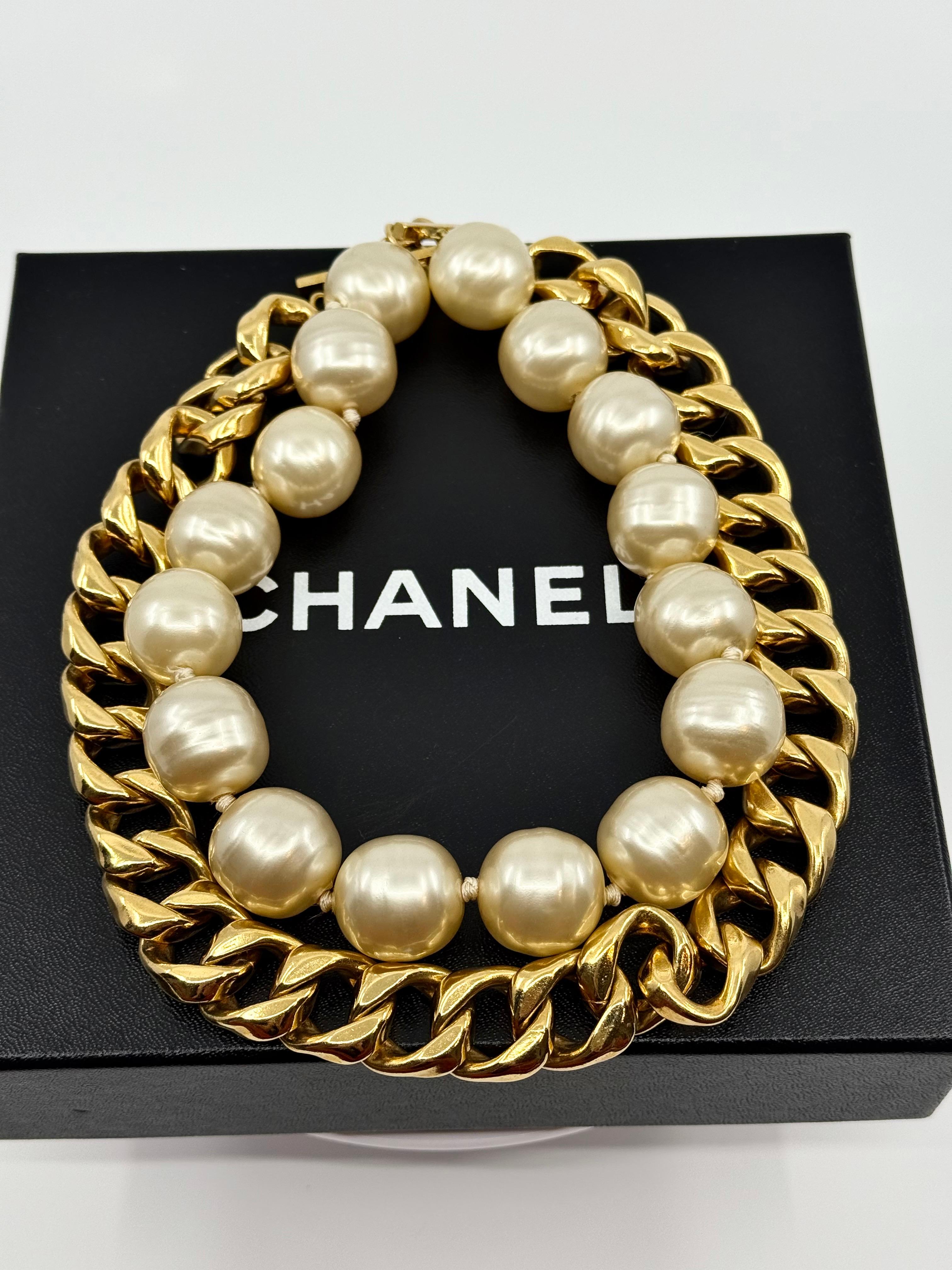 Chanel - Collier vintage surdimensionné avec fausse perle et chaîne à maillons dorés Unisexe en vente