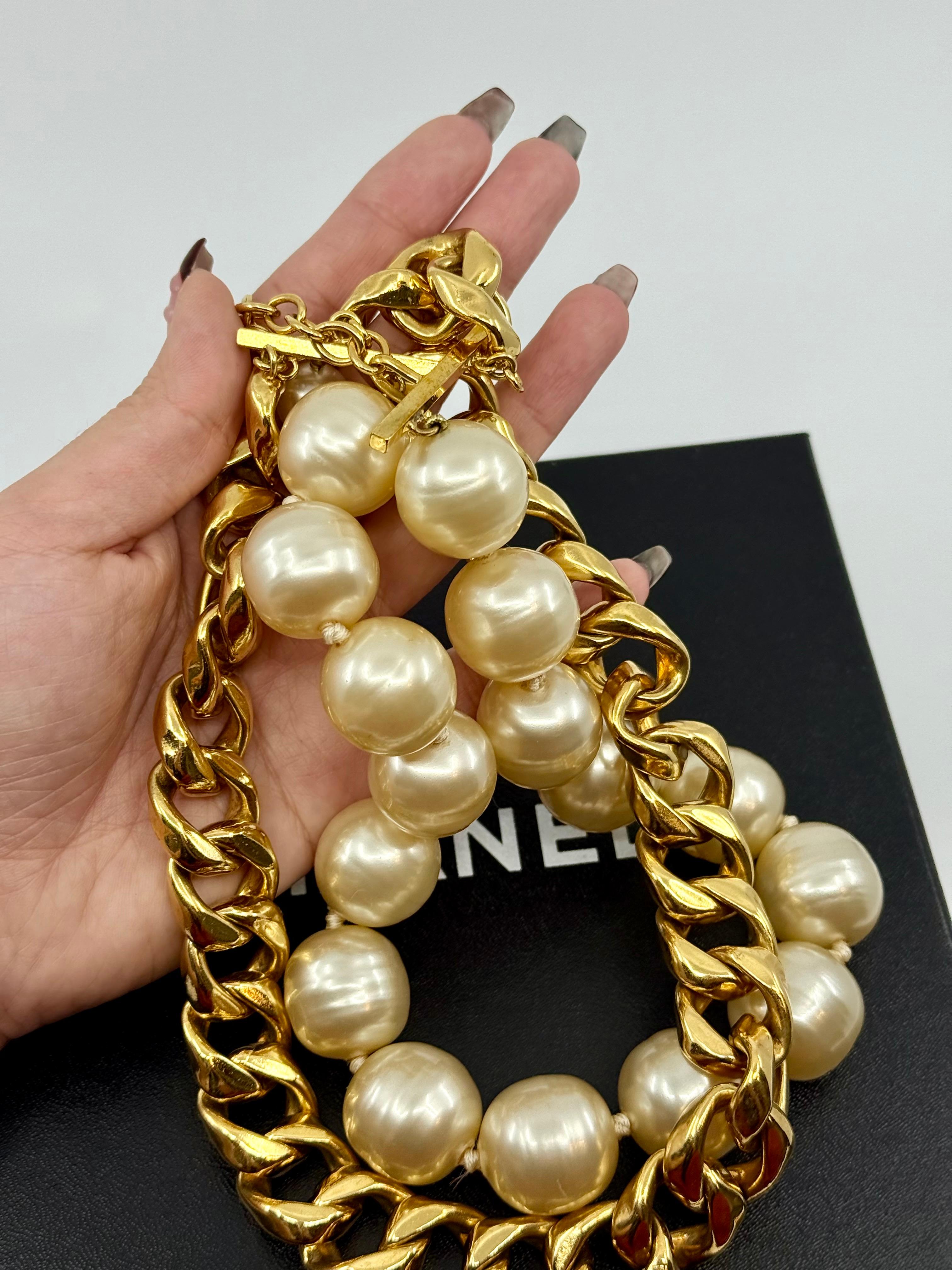 Chanel - Collier vintage surdimensionné avec fausse perle et chaîne à maillons dorés en vente 1