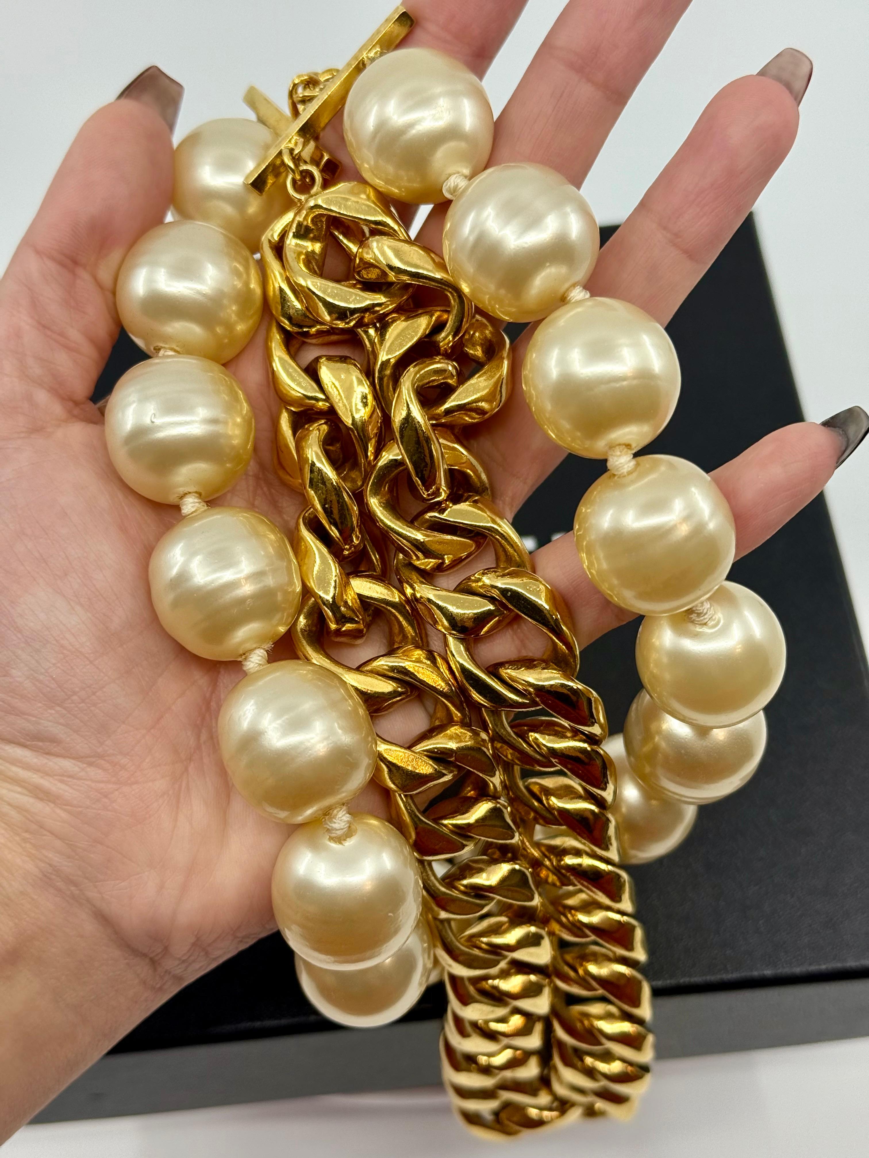 Chanel - Collier vintage surdimensionné avec fausse perle et chaîne à maillons dorés en vente 2