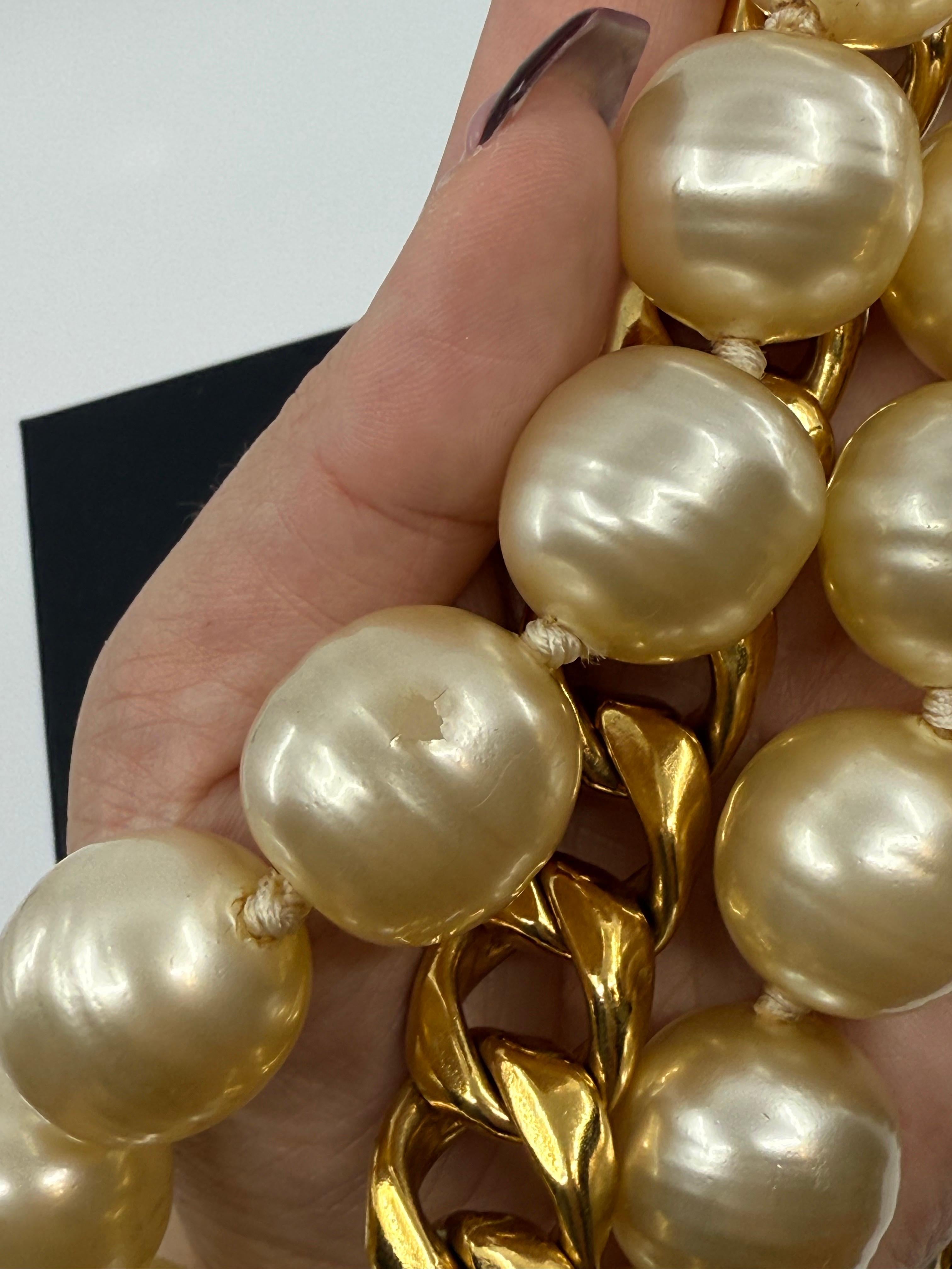 Chanel - Collier vintage surdimensionné avec fausse perle et chaîne à maillons dorés en vente 3