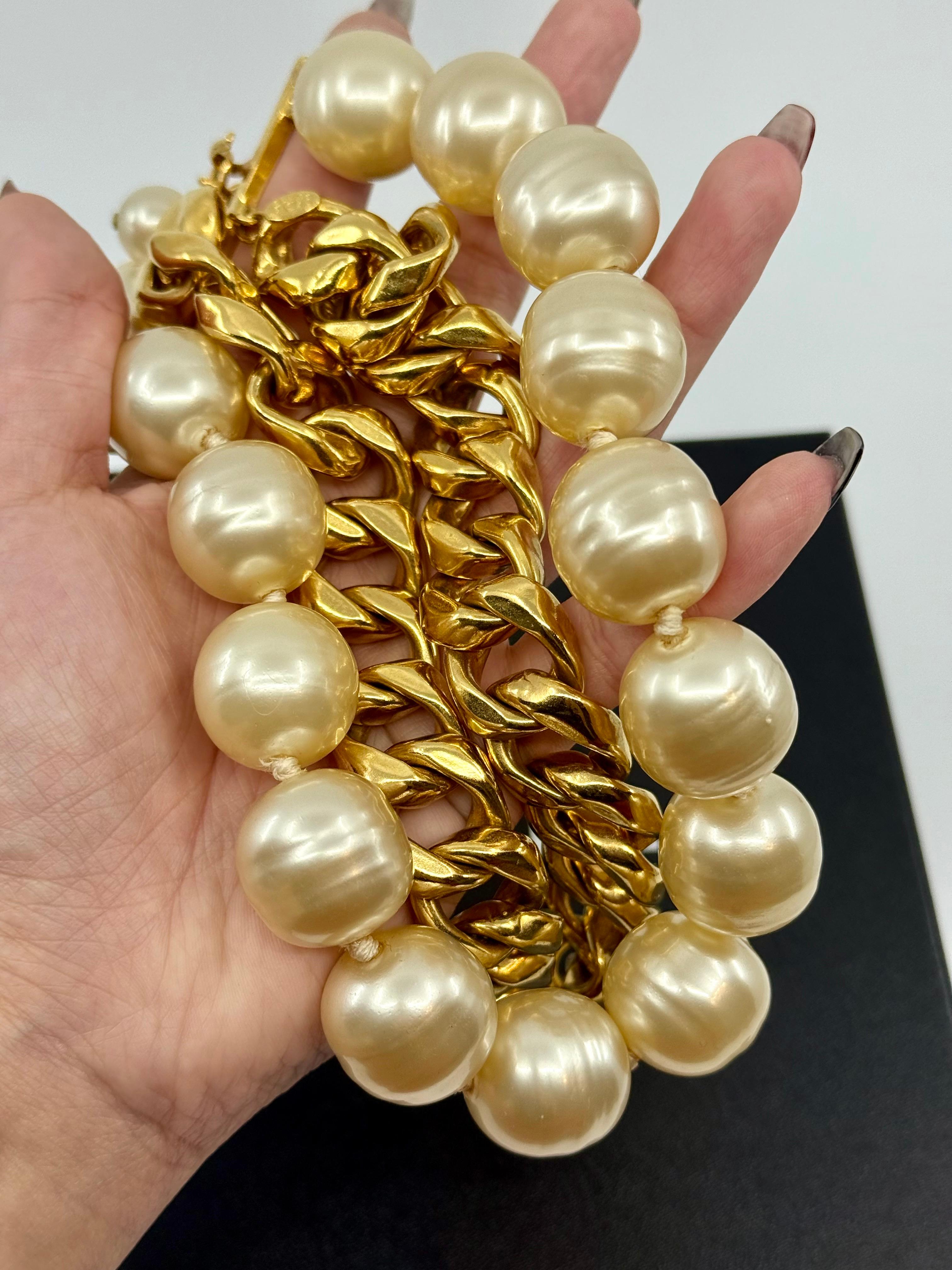 Chanel - Collier vintage surdimensionné avec fausse perle et chaîne à maillons dorés en vente 6