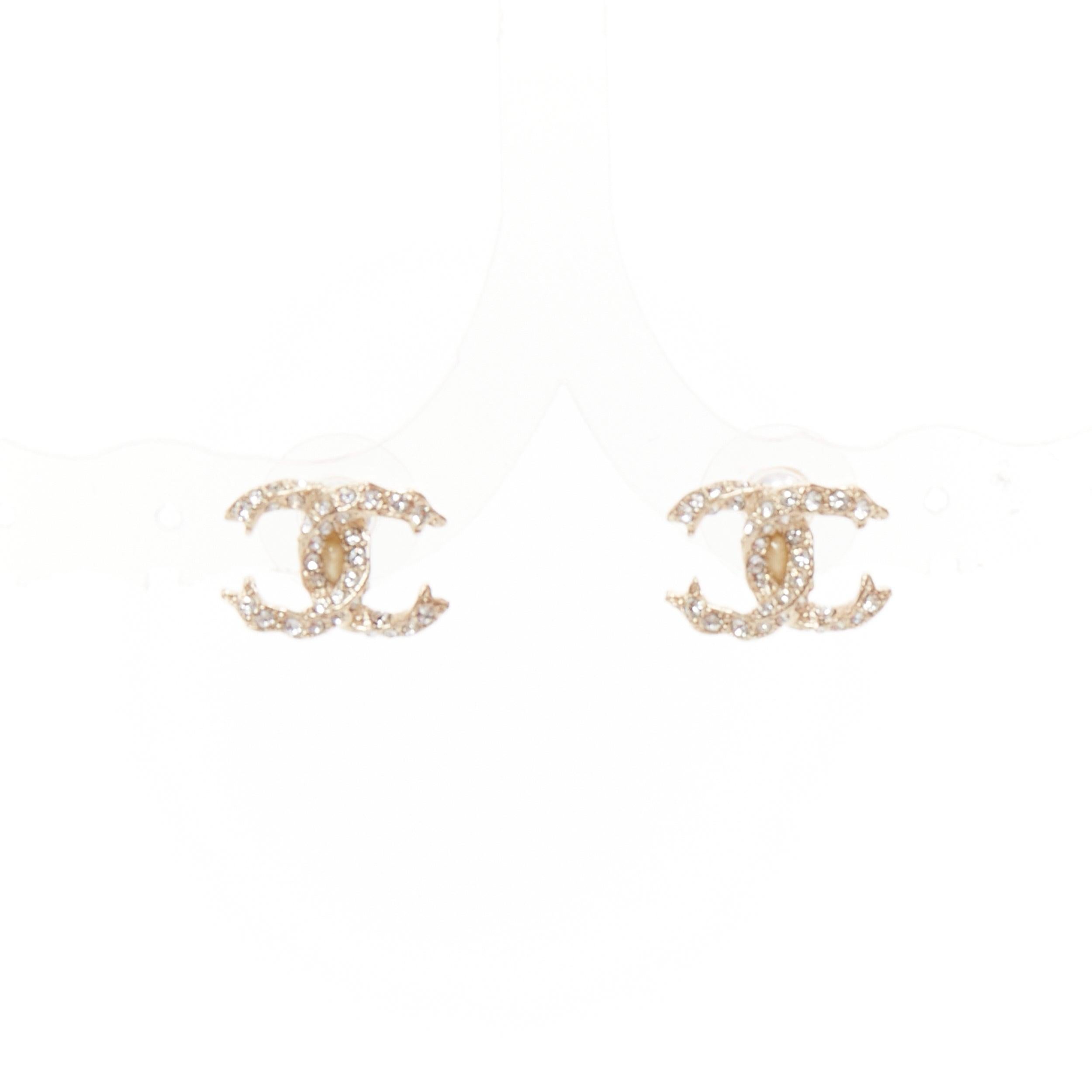 CHANEL P19V boucle d'oreille en argent avec logo CC en cristal pavé Paire de boucles d'oreilles
Référence : LAYU/A00081
Marque : Chanel
Designer : Virginie Viard
Collectional : P19V
Matériau : Métal
Couleur : Or
Motif : Solide
Fermeture :