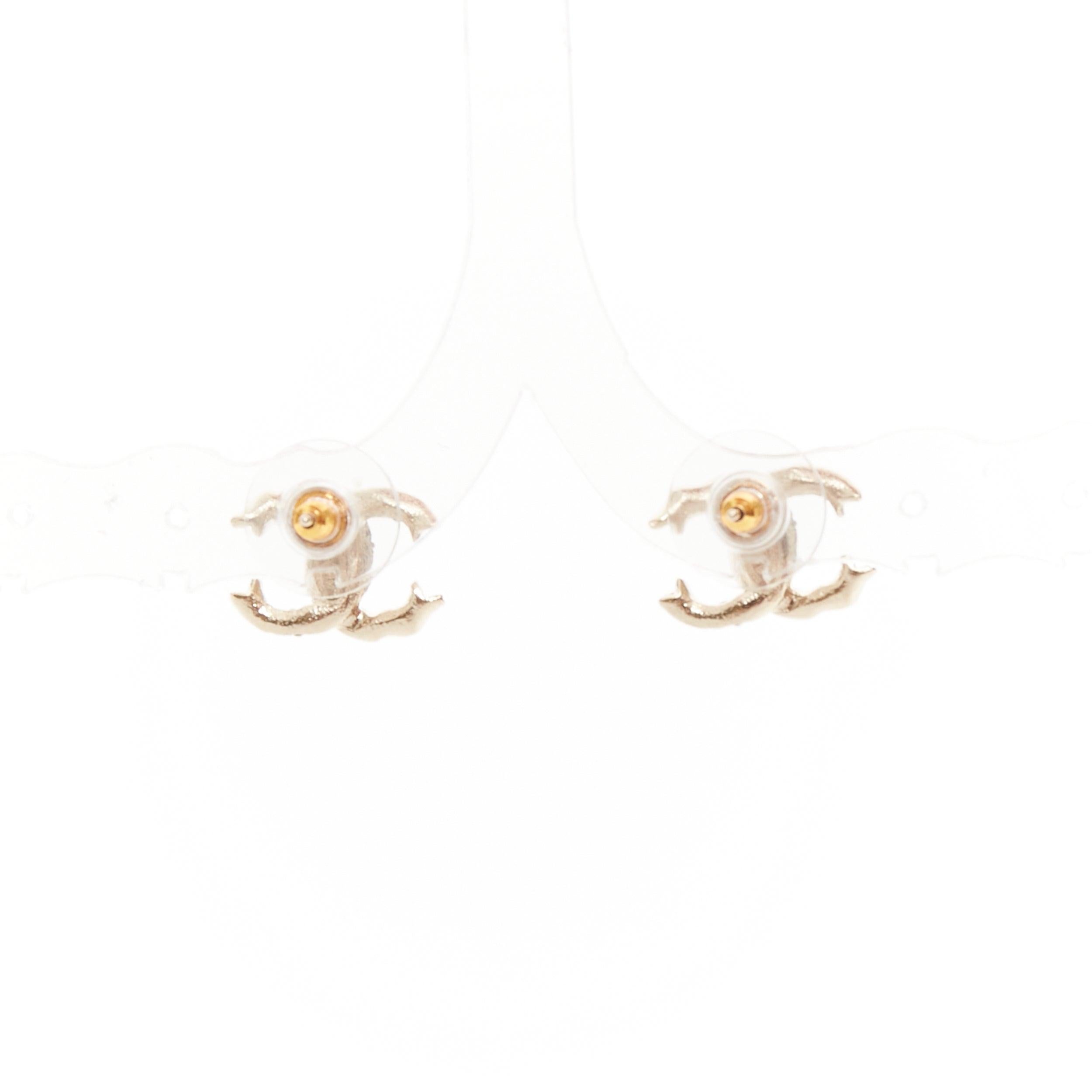 CHANEL P19V boucle d'oreille en argent avec logo CC en cristal pavé Paire de boucles d'oreilles Excellent état - En vente à Hong Kong, NT