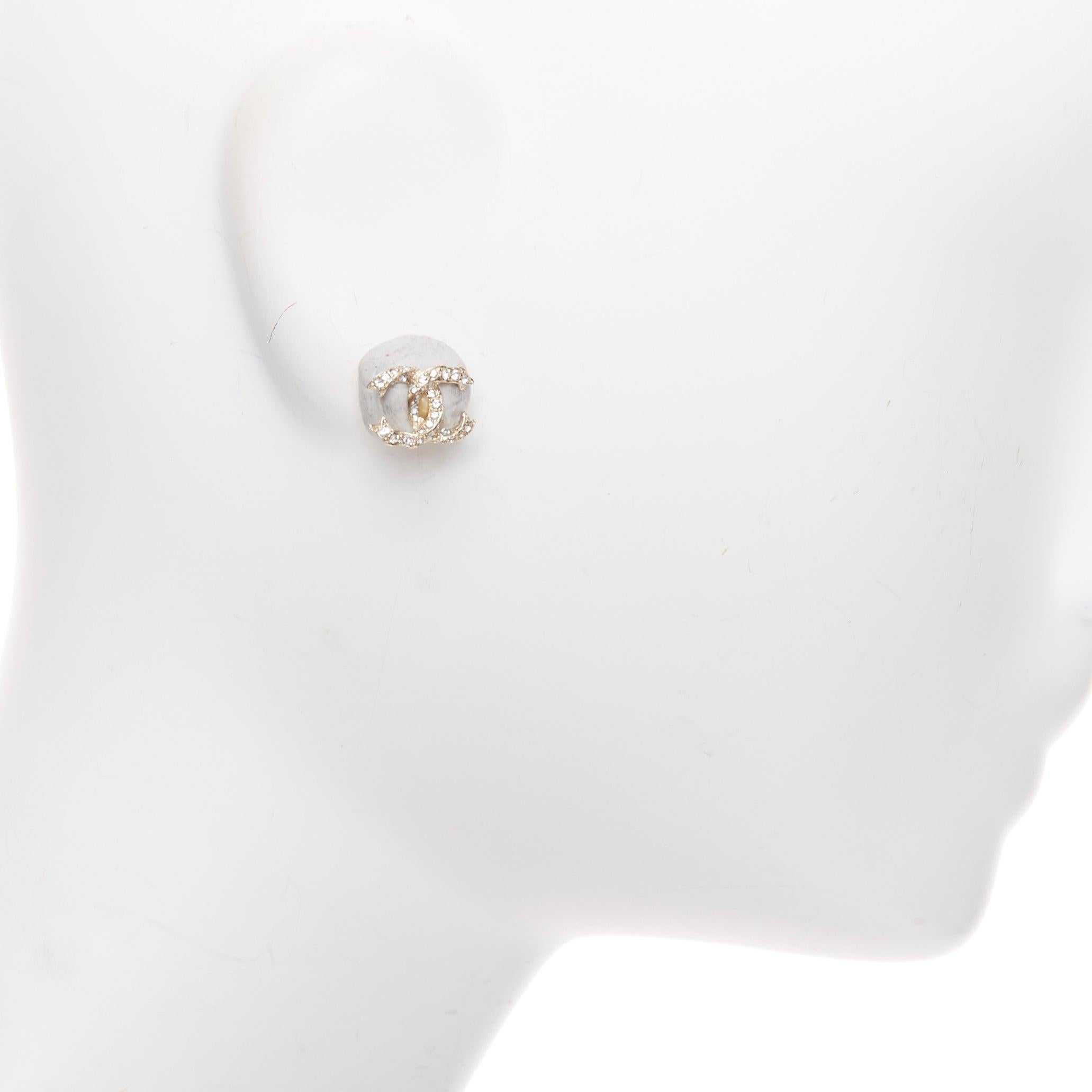 CHANEL P19V boucle d'oreille en argent avec logo CC en cristal pavé Paire de boucles d'oreilles Pour femmes en vente