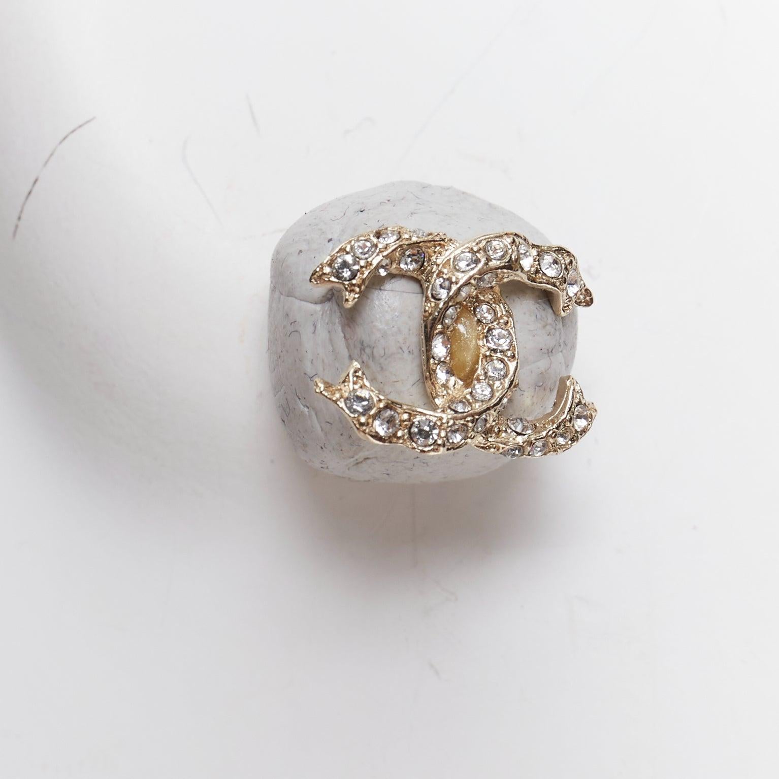 CHANEL P19V boucle d'oreille en argent avec logo CC en cristal pavé Paire de boucles d'oreilles en vente 1