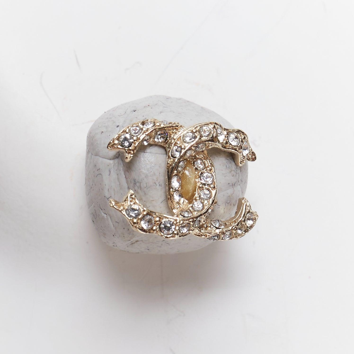 CHANEL P19V boucle d'oreille en argent avec logo CC en cristal pavé Paire de boucles d'oreilles en vente 2
