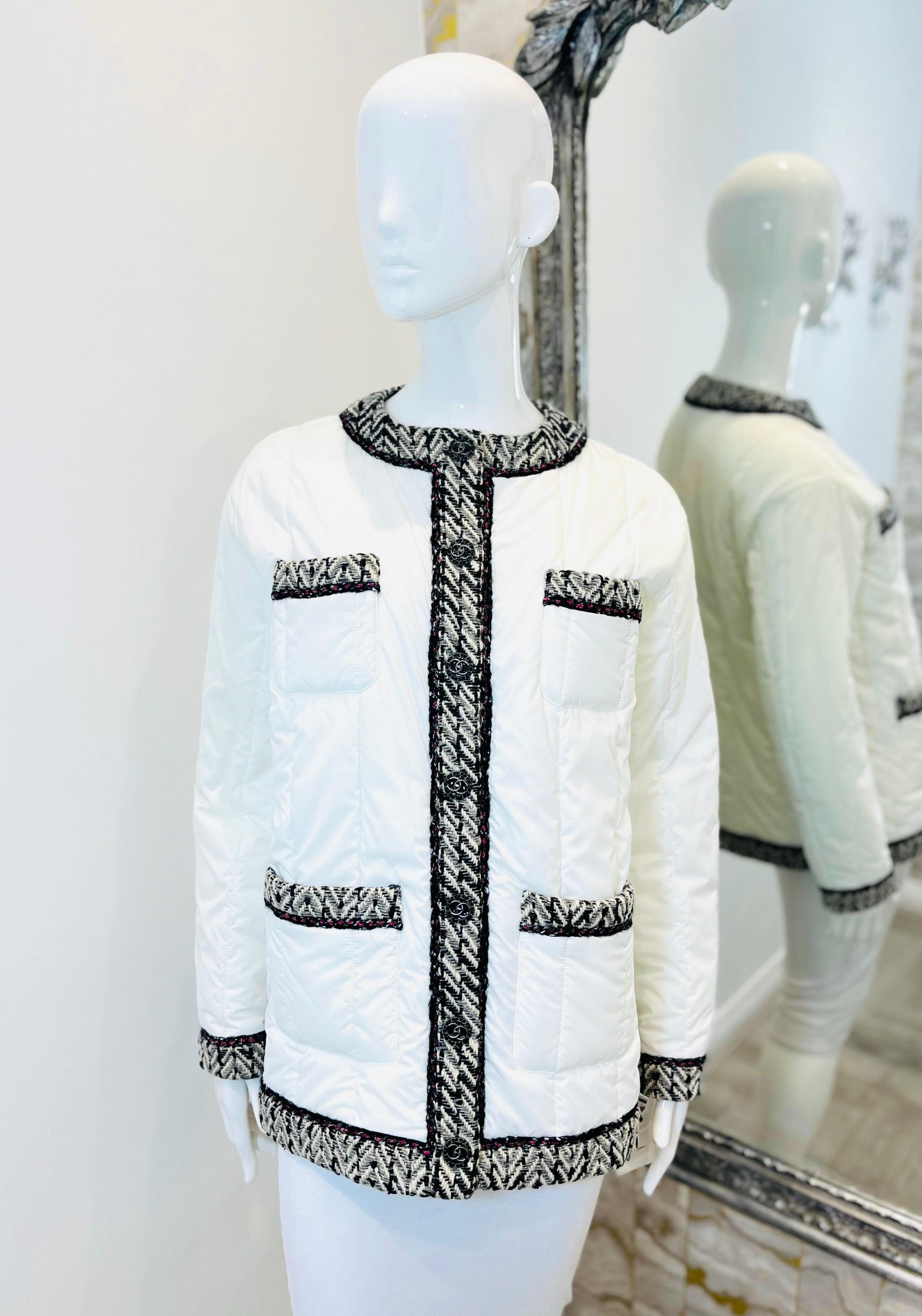 Brand New - Chanel Padded Jacket With Wool & Silk Trim & 'CC' Logo Buttons

White quilted jacket designed with black and white chevron-effect trims detailed with metallic silver and pink threads.

Featuring 'CC' logo snap buttons embellished with