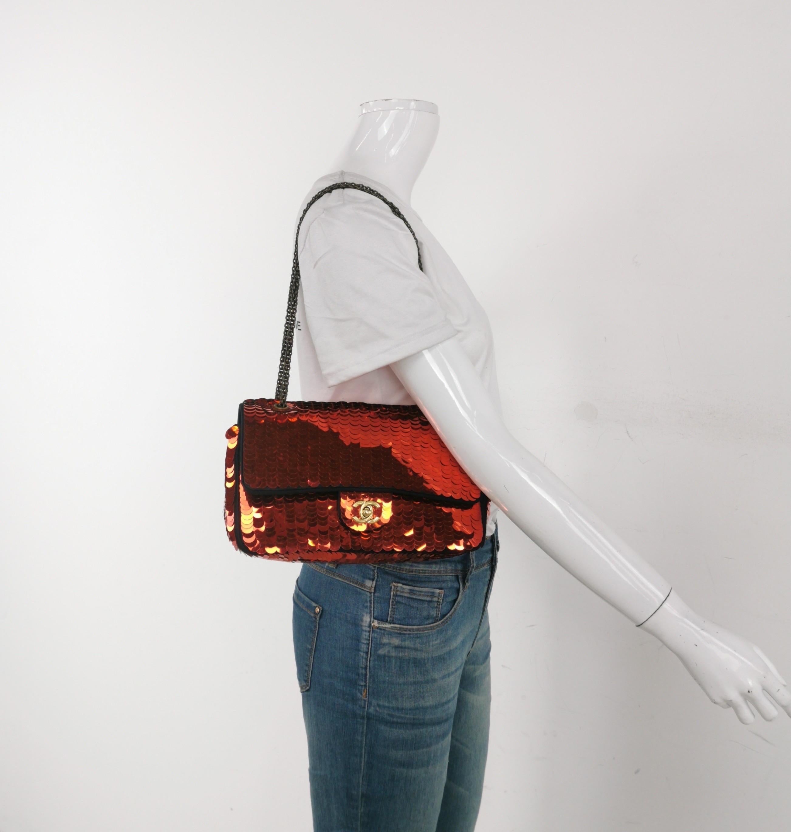 CONDITION: EXCELLENT

This previously owned and used item is in excellent condition with some signs of use. Light rubbing around the corners and edges, and straps. Light stains on the inside. 

DETAILS:

Classic Flap
Glitter Sequins 
Red
Gold tone