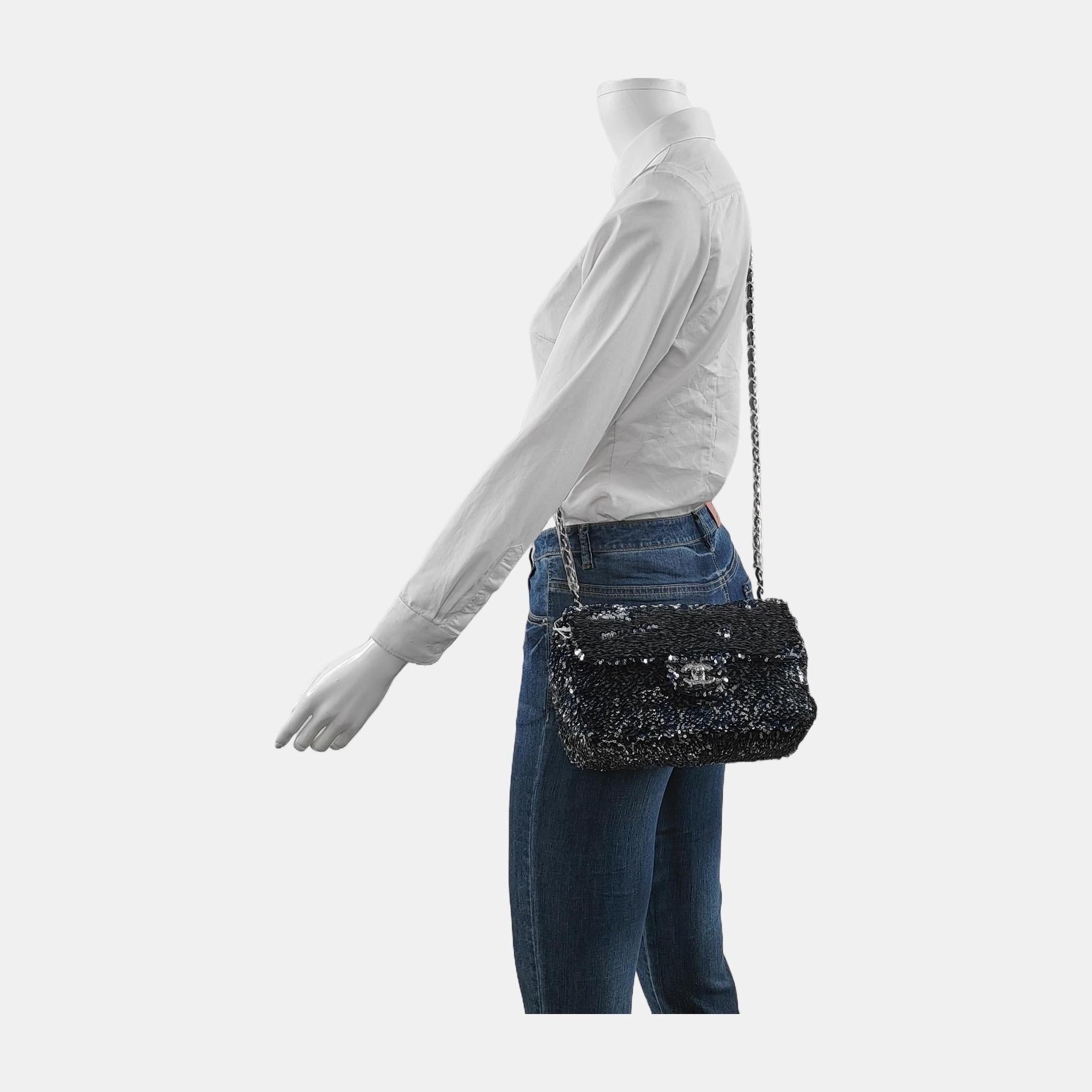 CONDITION: EXCELLENT

This previously owned and used item is in excellent condition with minimal signs of use. Light creases on the leather. 

DETAILS:

circa 2015-2016
Series 21
Classic Flap
Glitter Sequins 
Navy and Silver
Silver tone